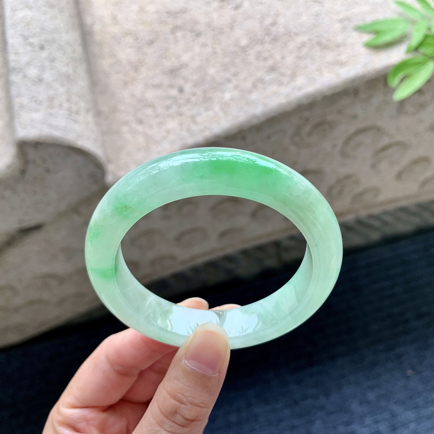 正圈52 53 圈口53.8/12.7/9.1 编码WW092237 飘阳绿，水润，种老，细腻，打灯有絮线