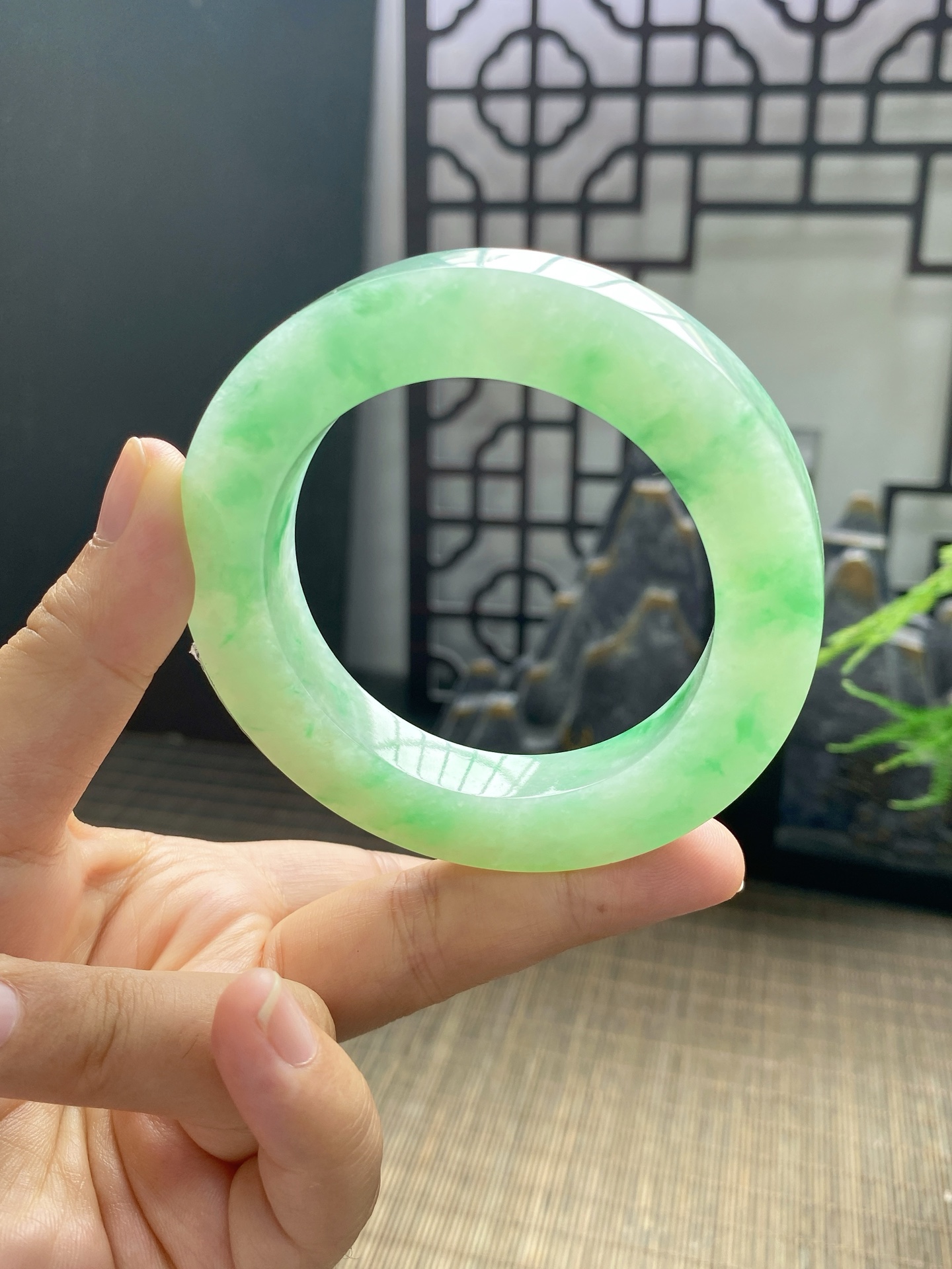果绿底飘绿手镯胚 尺寸55-77-11 编号JF1097-1