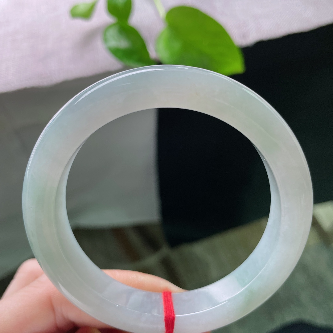 56/12.1/9，淡绿底正圈，清雅，种老，水头好，镯型厚装，端庄淑女，无裂，ss59721a