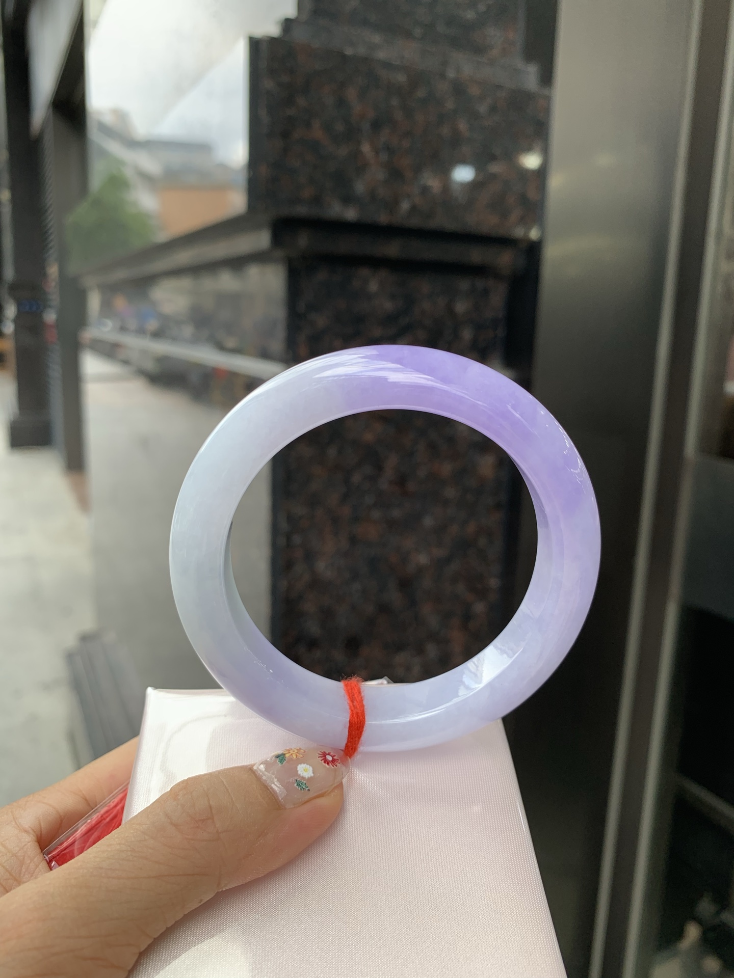 浓紫春彩正圈 60-9.9-12.7 0522-N792 打灯细纹，烟雨入春俏，彩祥出云端，一抹淡果绿色碰上浓妆艳抹妖紫，像是融化了春天，所有美好交织在一起，上手贵气显眼
