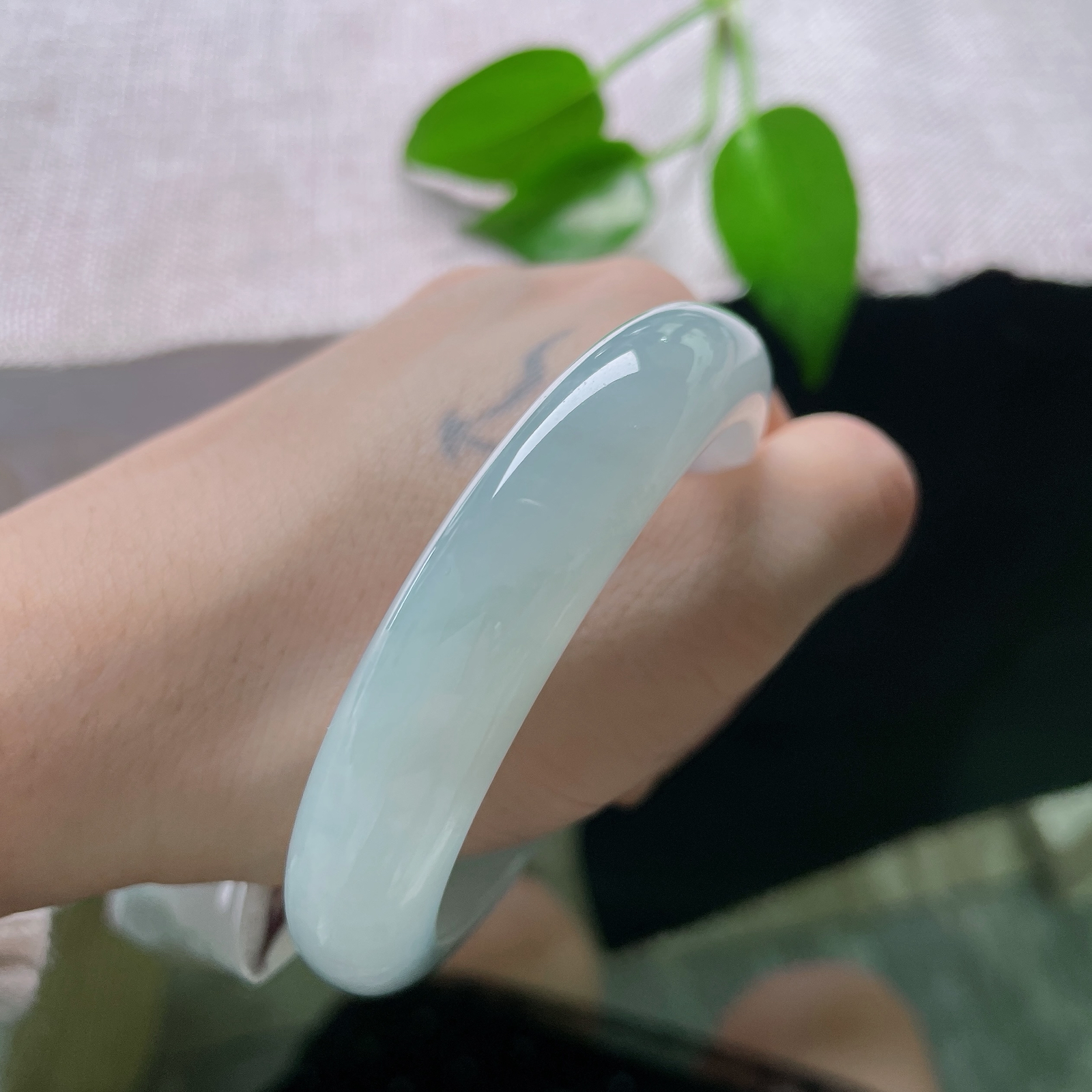 圈口54.6/12.4/8.4蓝底正圈，内纹，种水通透温润，质感冰润柔和，经典正圈版型，上手简约端庄大气。ss58833a