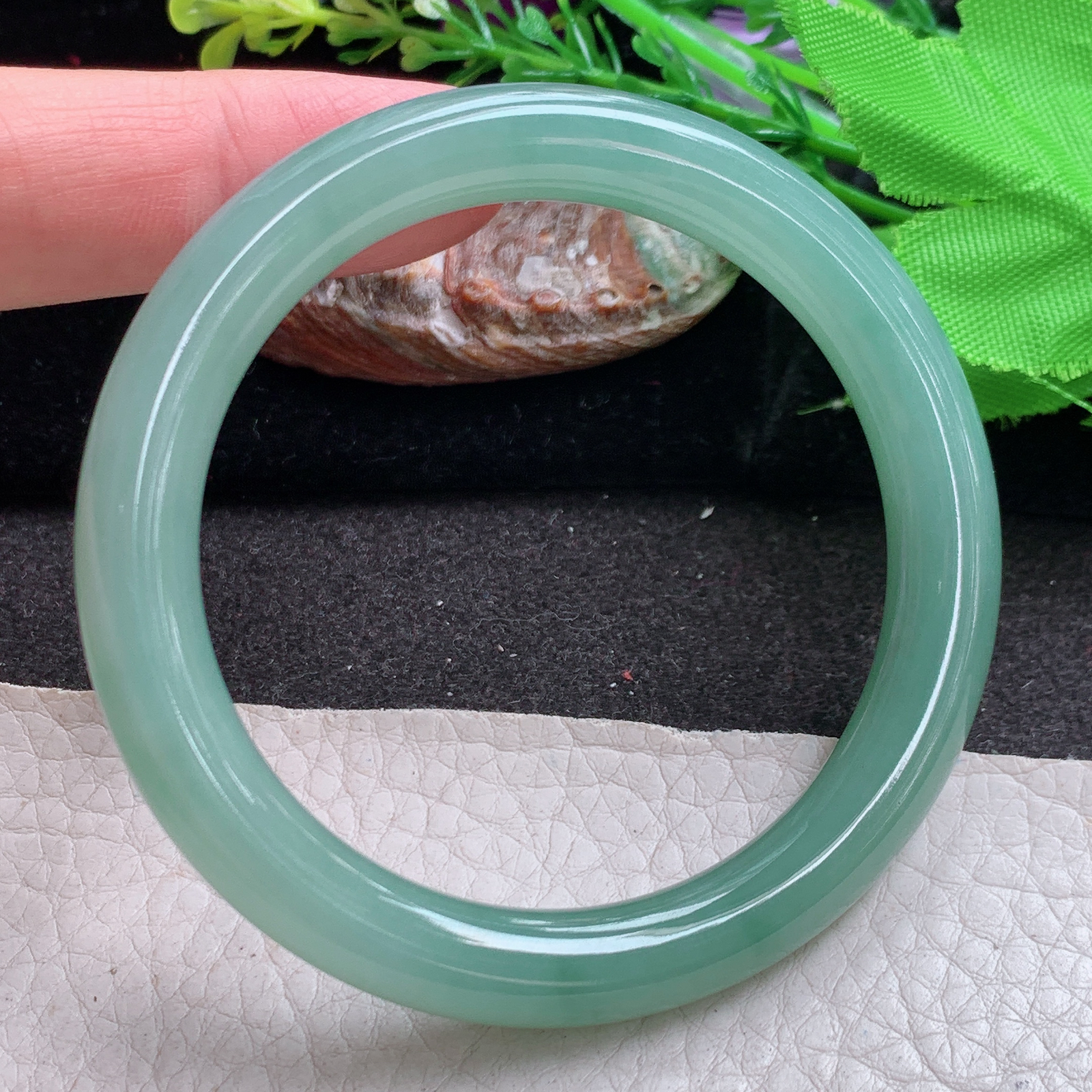 n自然光53.5*8.8*8.6叮当镯 缅甸翡翠a货高品质冰油绿圆条玉手镯