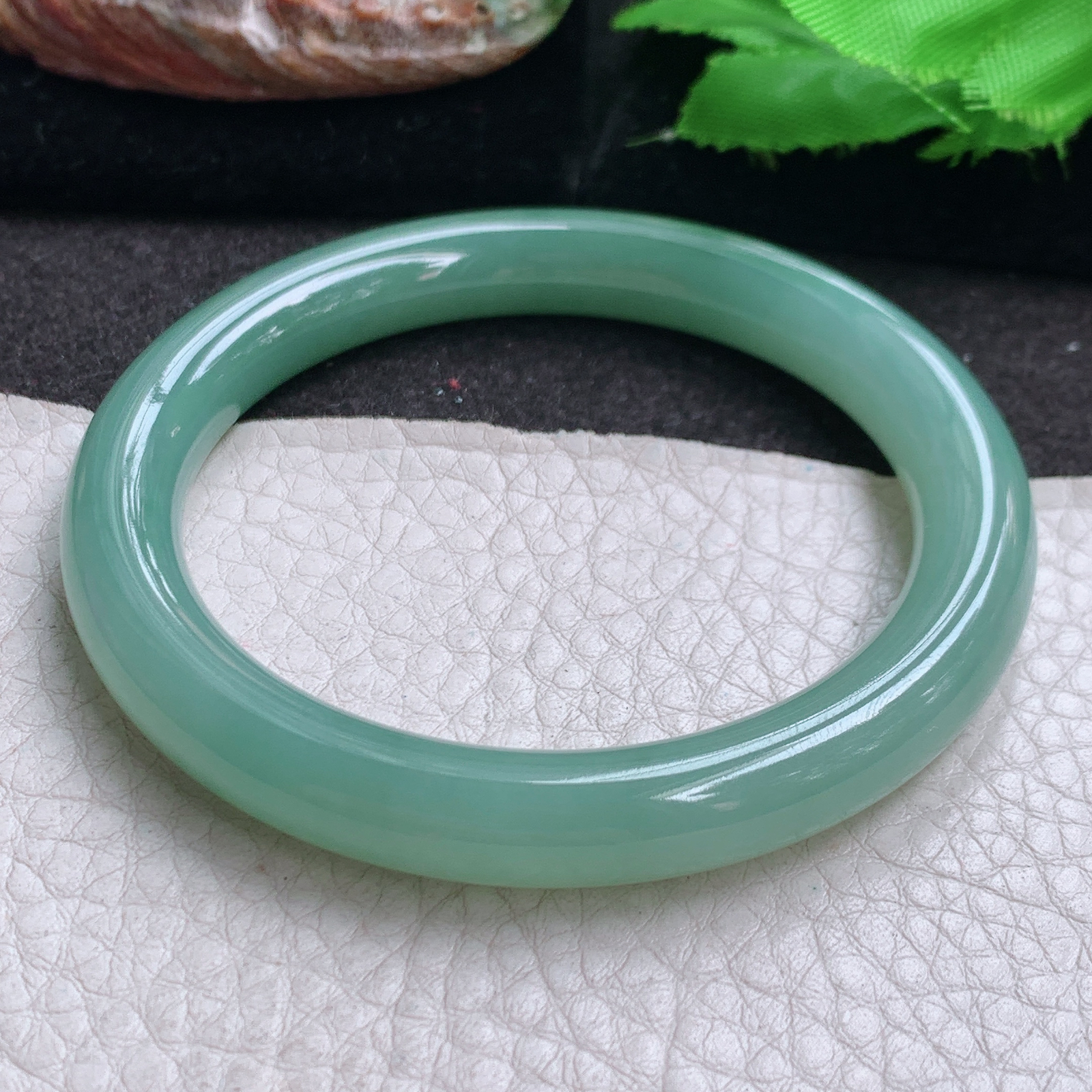 n自然光53.5*8.8*8.6叮当镯 缅甸翡翠a货高品质冰油绿圆条玉手镯