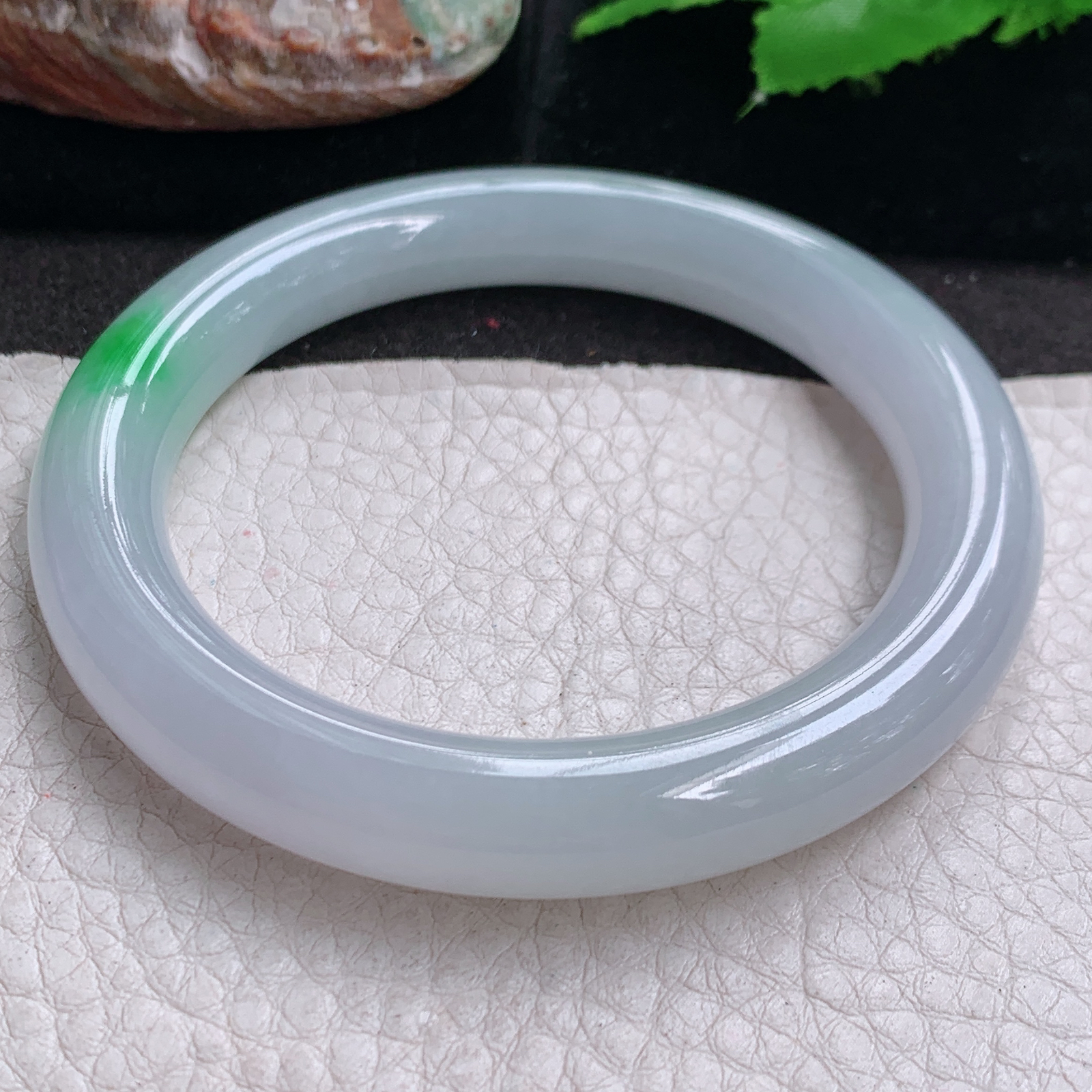 xo自然光55*9.7白底青镯 缅甸翡翠a货高品质飘阳绿圆条玉手镯