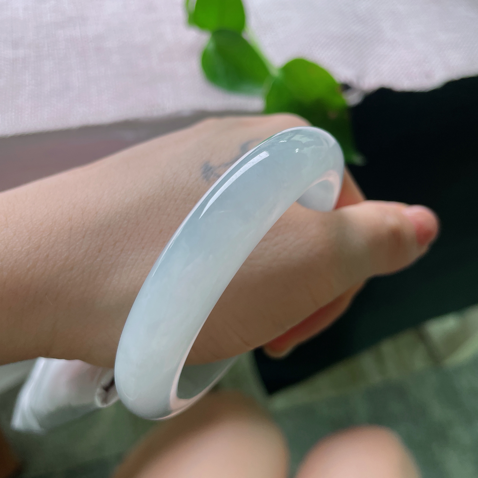 53.4/12/8.3，淡绿正圈，肉细种老，干净清爽，佩戴简约大方，有纹，56305a