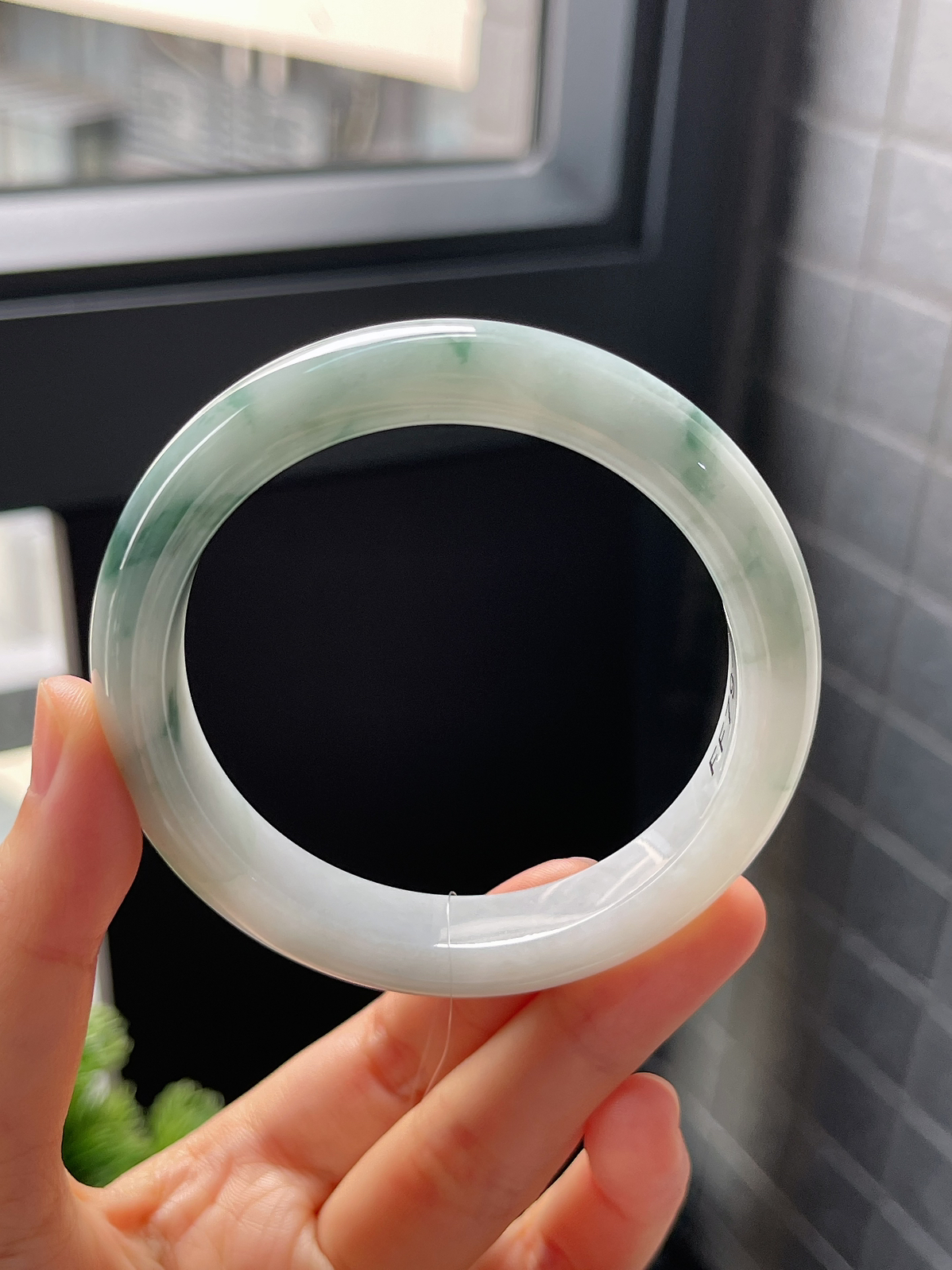 正圈57圈口，翡翠糯化种飘绿手镯