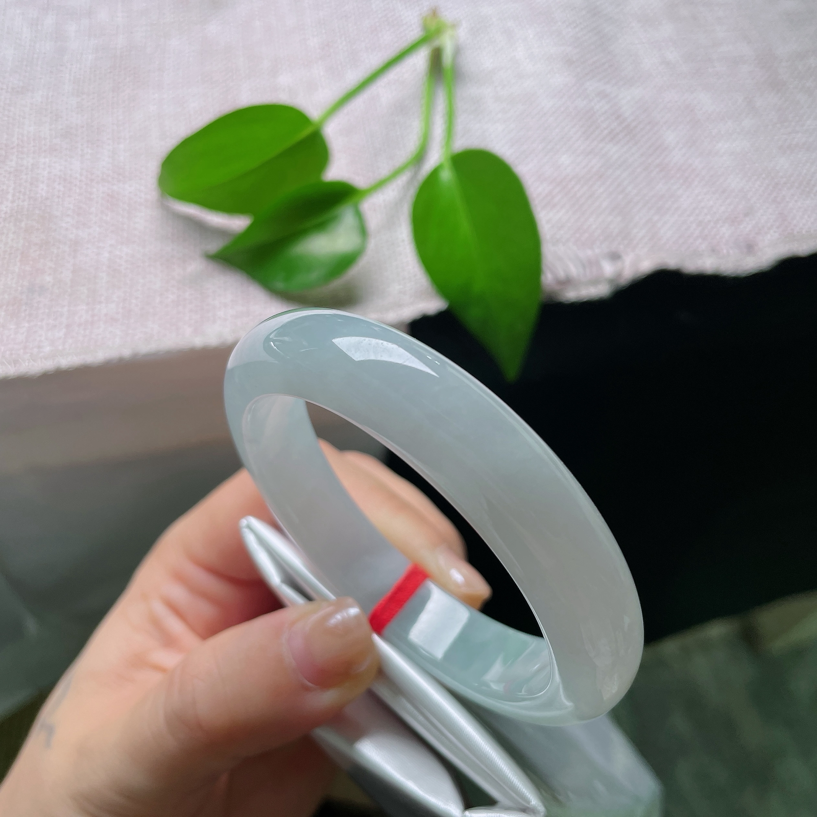 圈口54.6/12.4/8.4蓝底正圈，内纹，种水通透温润，质感冰润柔和，经典正圈版型，上手简约端庄大气。ss58833a