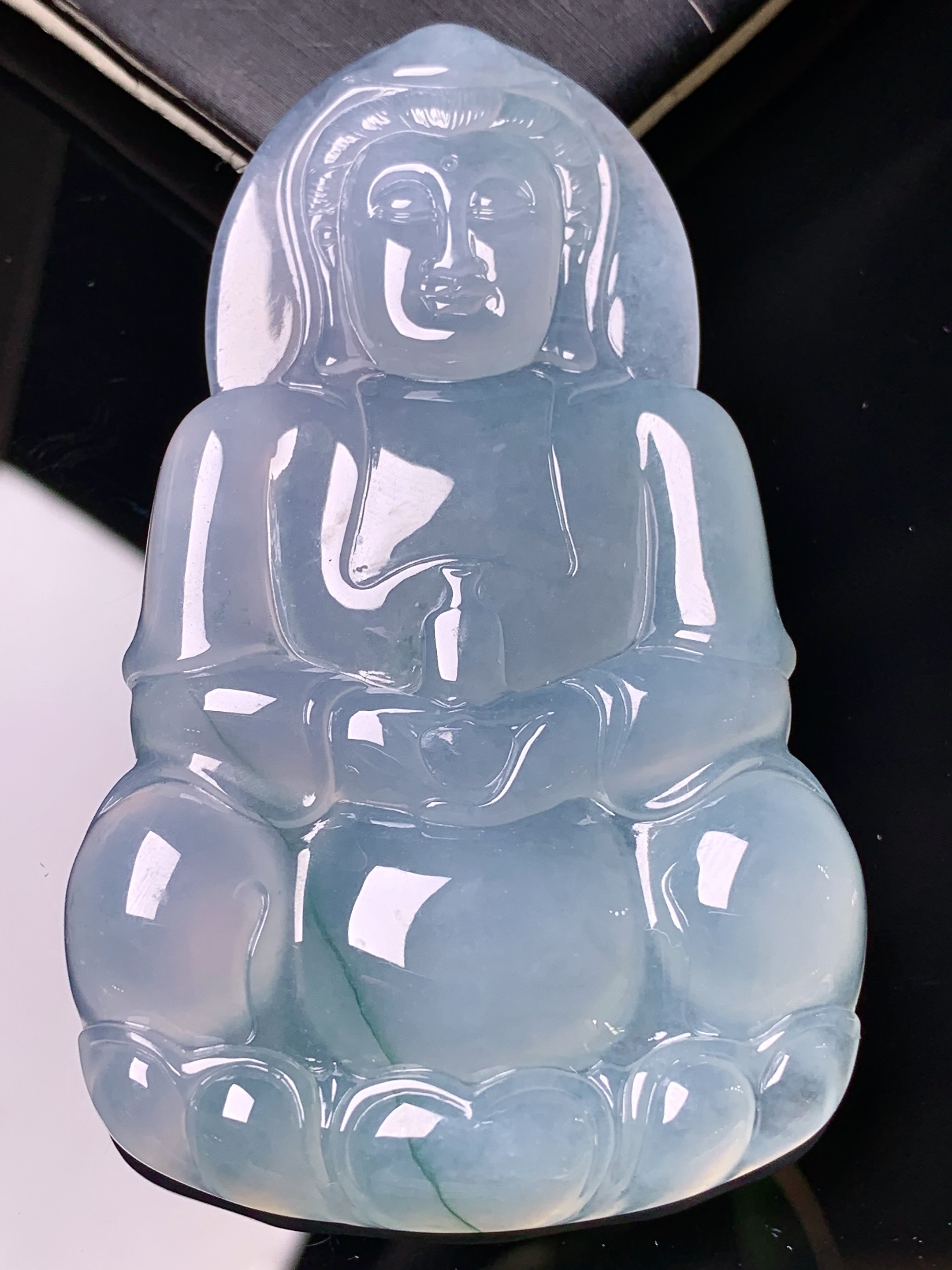 冰种观音菩萨吊坠 玉质细腻 色泽艳丽清新 水润亮眼 整体尺寸69*42.8*6.2 d1