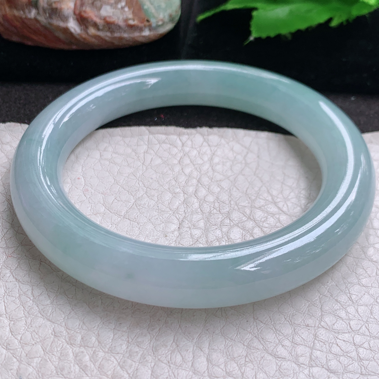 xo自然光58*11.3美人镯 缅甸翡翠a货高品质冰浅绿圆条玉手镯