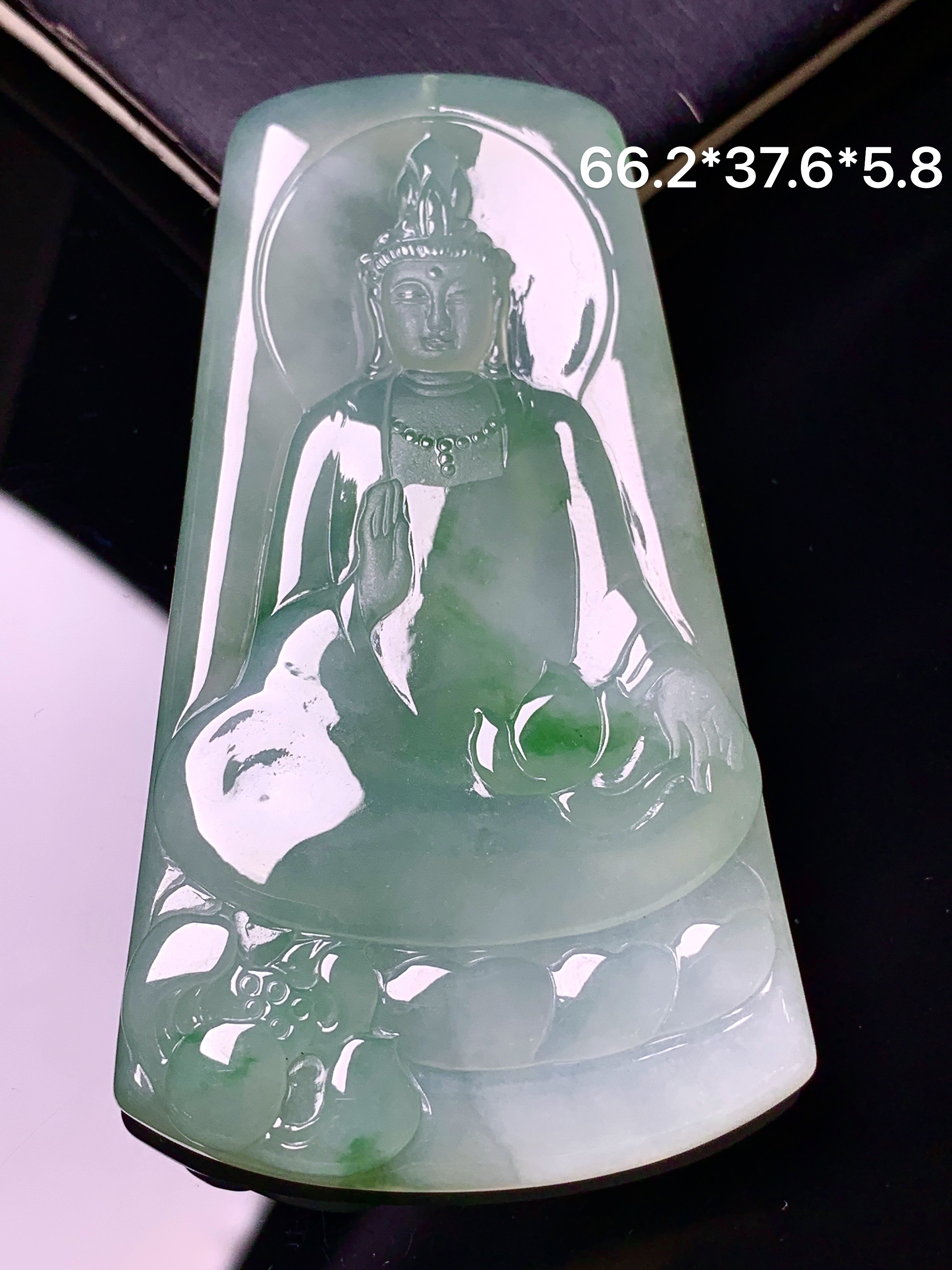 飘绿观音菩萨吊坠 玉质细腻 色泽艳丽清新 水润亮眼 整体尺寸66.2*37.6*5.8 d1