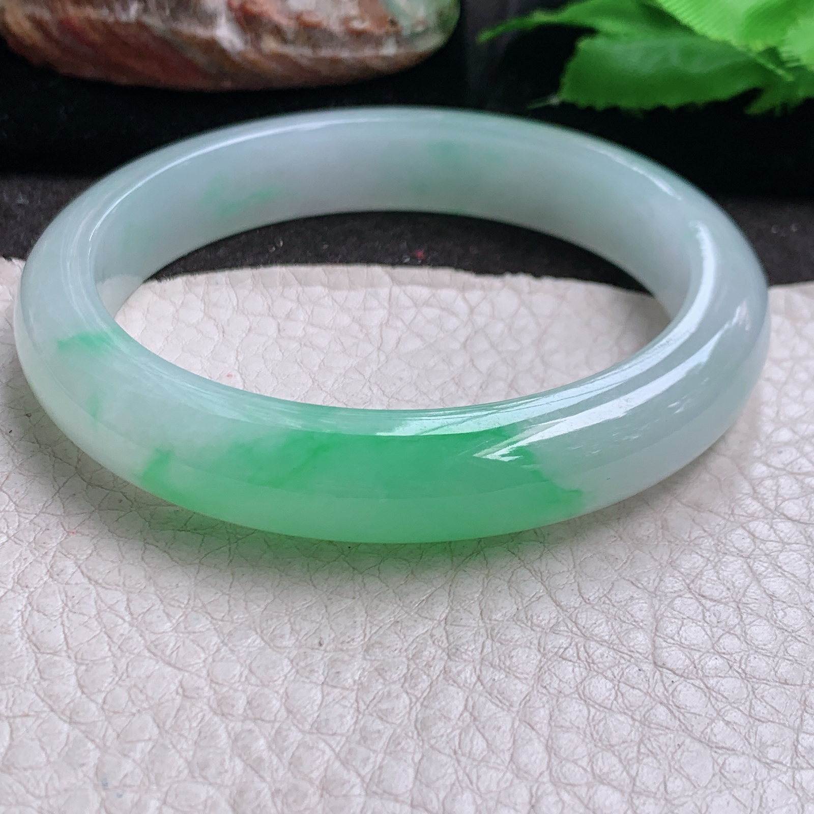 js自然光58*11.3*8.2白底青镯 缅甸翡翠a货高品质冰阳绿宽边玉手镯