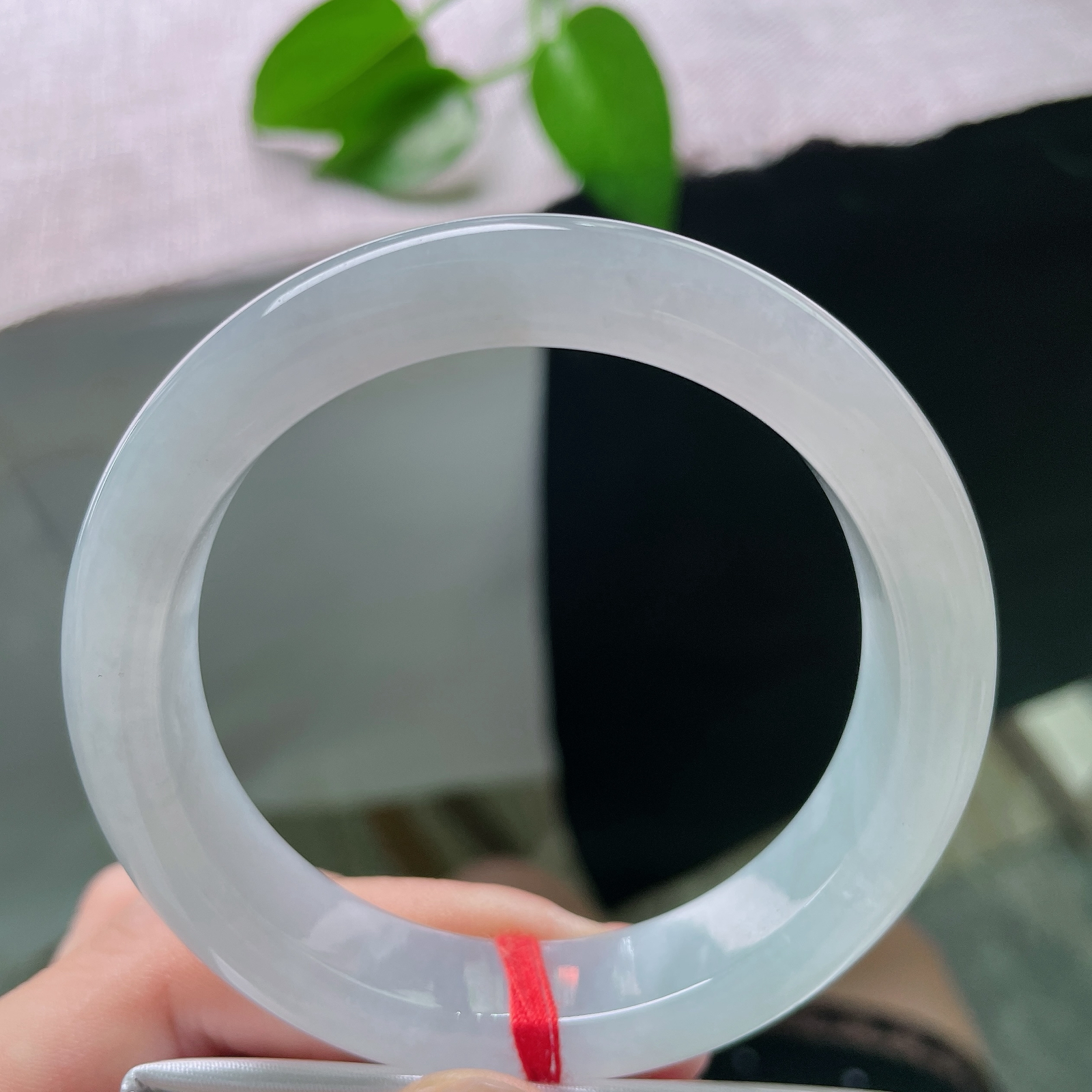 圈口54.6/12.4/8.4蓝底正圈，内纹，种水通透温润，质感冰润柔和，经典正圈版型，上手简约端庄大气。ss58833a