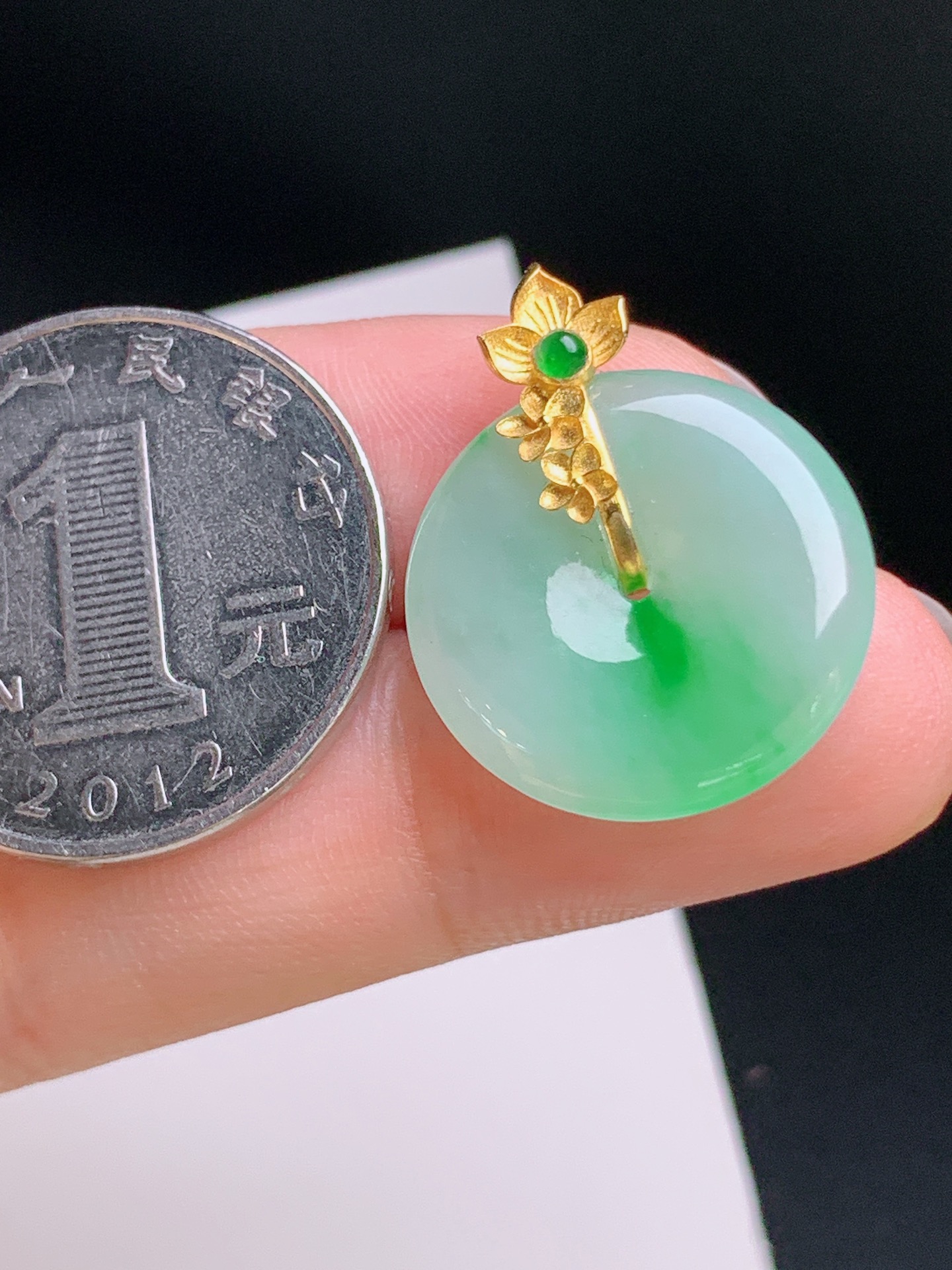 ️ 冰飘绿平安扣吊坠，清新俏色，金镶莲花扣头，岁岁平安 裸石19.5-3.9 整体24.3 47