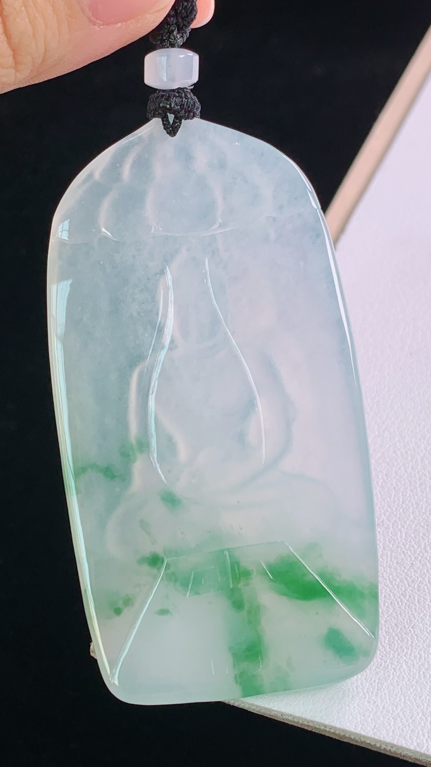 冰飘绿大日佛，翠色灵动，清透起光，无裂，尺寸:69.2-36.8-5.5mm 18