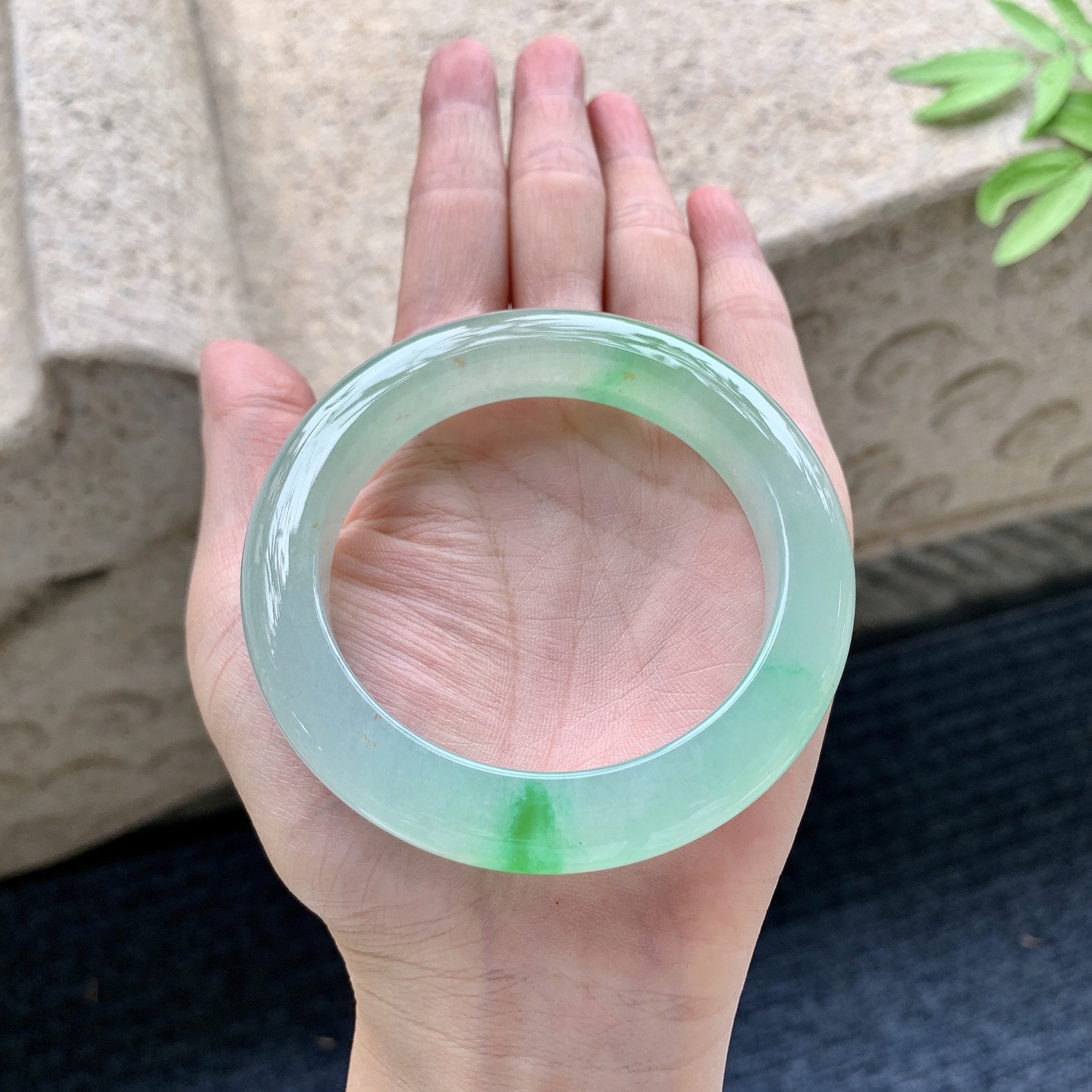 正圈54 55 圈口55.7/11.3/10 编码J1092211 糯冰飘绿，水润，种老，细腻，打灯