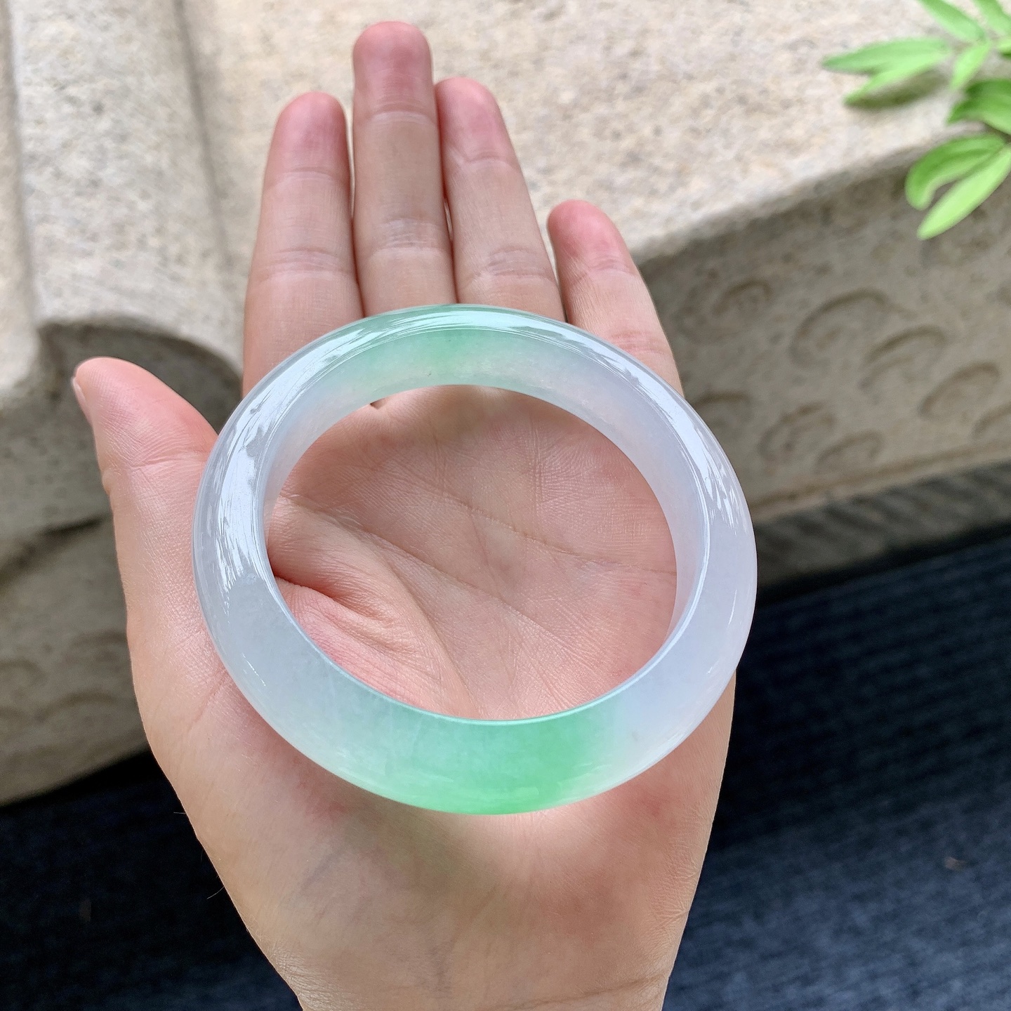 正圈55 56 圈口56/12.4/9 编码G7092206 冰糯飘阳绿，水润，种老，细腻，打灯有絮线