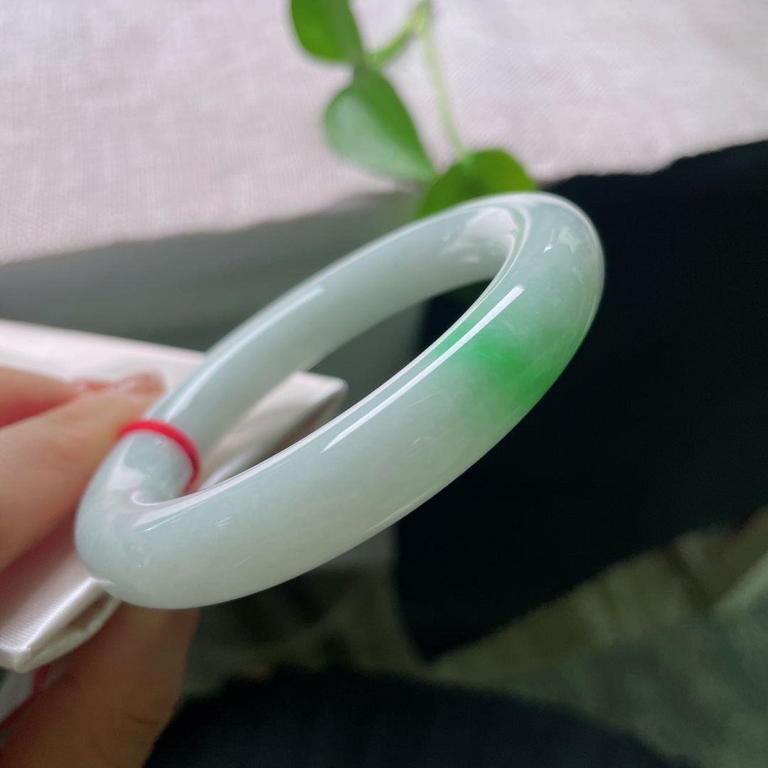 56.1/11.8，飘绿圆条，无裂，素雅净底配一隅翠韵，器型肥润，不浮夸，日常佩戴百搭耐看。ss59684a