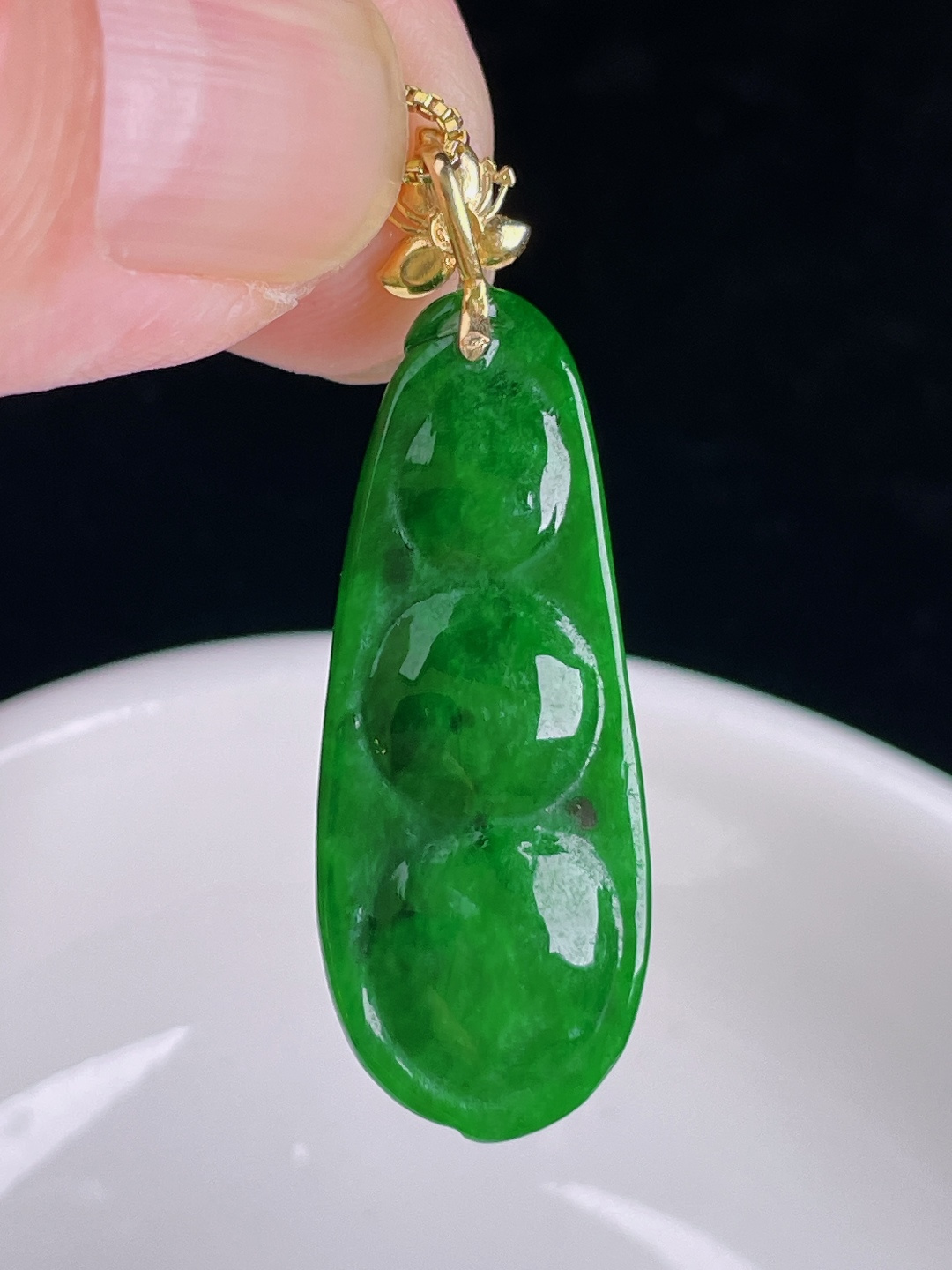 辣绿豆子福豆，18k镶嵌，老种起光，细底通透，尺寸：38.6裸石32/13/7.4mm0921