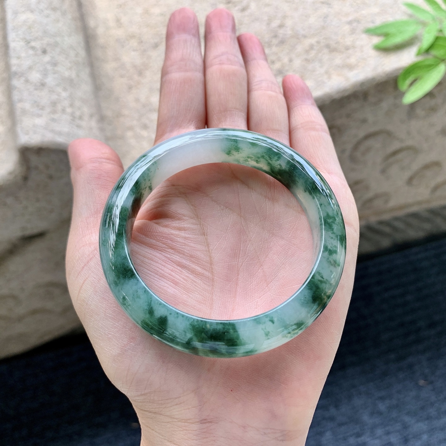 正圈51 52 圈口52.8/12/8.3 编码WW092236 糯冰飘绿花，水润，种老，细腻，打灯