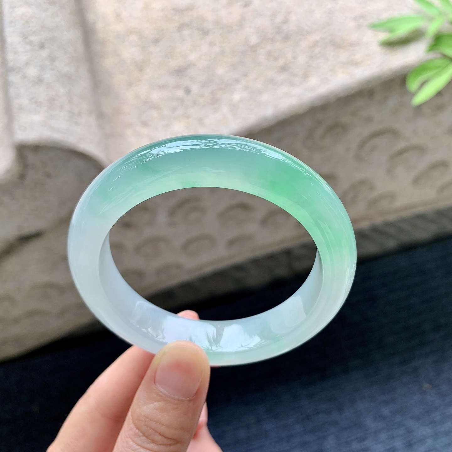 正圈53 54 圈口54.6/12.8/9.1 编码G7092202 冰糯飘阳绿，水润，种老，细腻，打灯有絮线