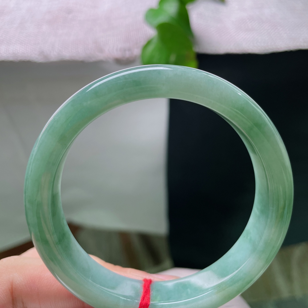 54/12.4/8.7，绿底正圈，无裂，油润湖水，凝藏一池清碧，沉静温润尽显古韵东方温婉之美。ss59719a