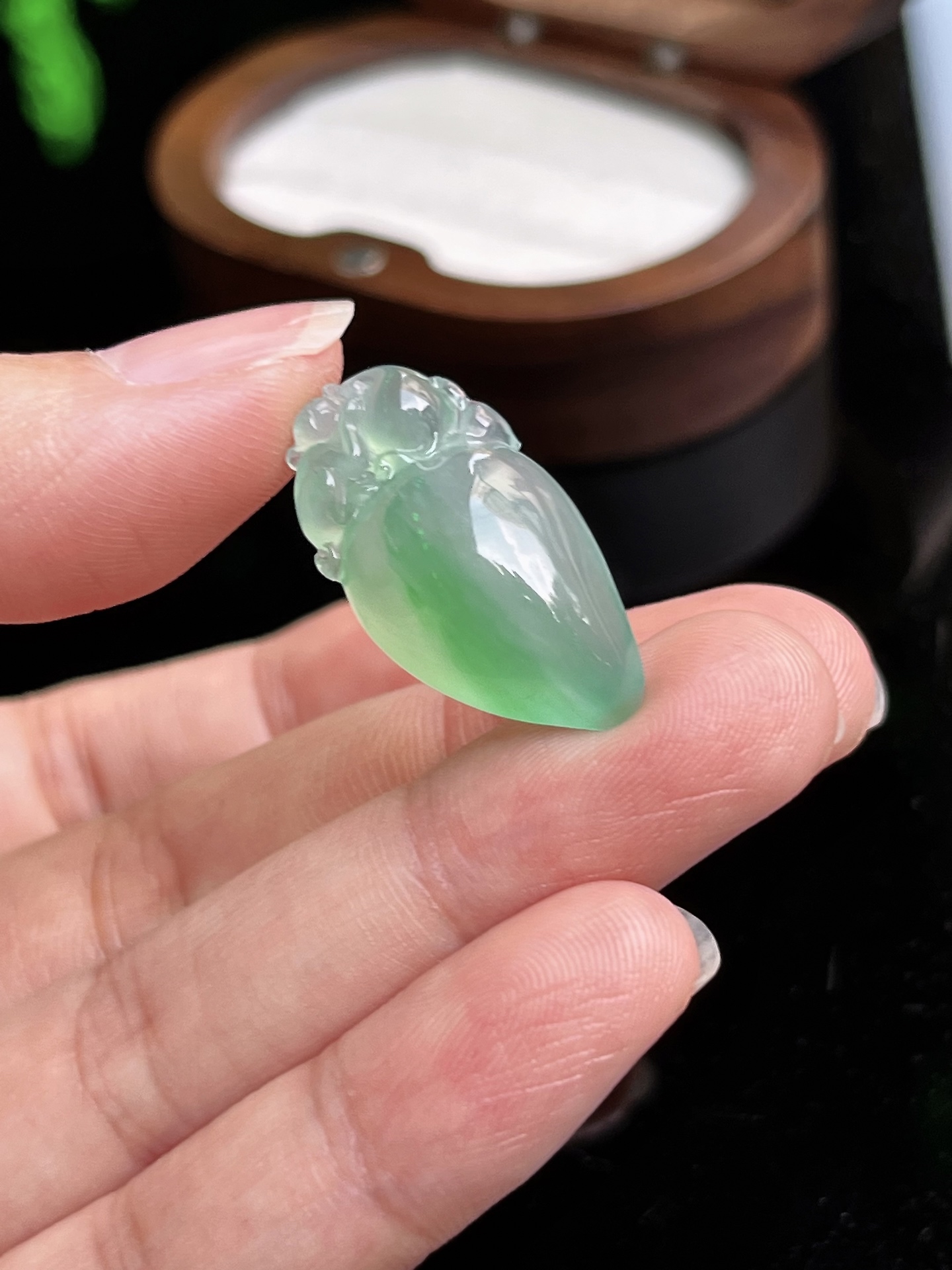 ️ 天然缅甸翡翠 冰种飘绿灵猴献桃吊坠 裸石尺寸26-13.7-7.7mm