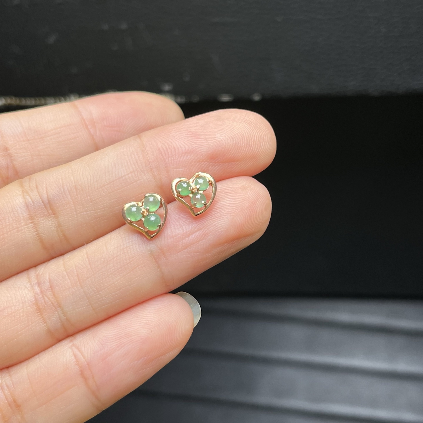 925银镶冰种满绿小爱心耳钉，种水好，蛋面尺寸2.8，一对，亏本出