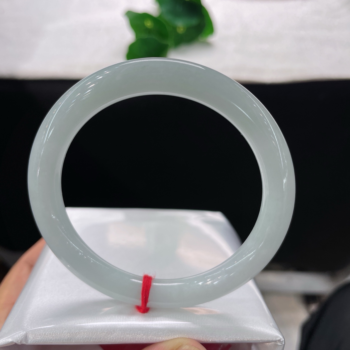 天然翡翠手镯 圈口56.5/8.4，细糯种底色美人镯，56/57可戴，玉质细腻柔和，水光淡淡流淌，无