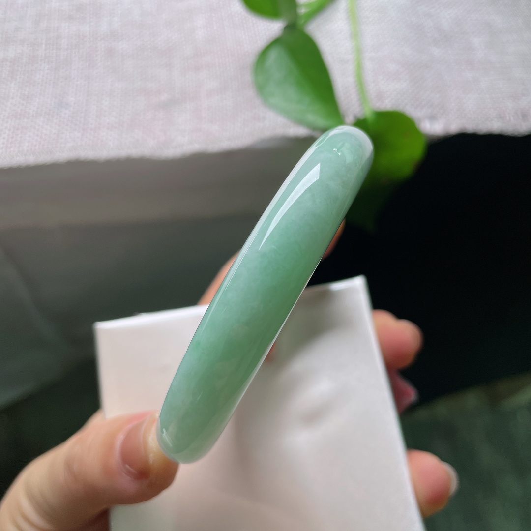 57/11.6/9.8，飘绿正圈，无裂，清浅翠色环绕镯身，水光温润内敛，简约素净，褪去浮华，尽显温婉恬淡的东方气韵。ss59783a