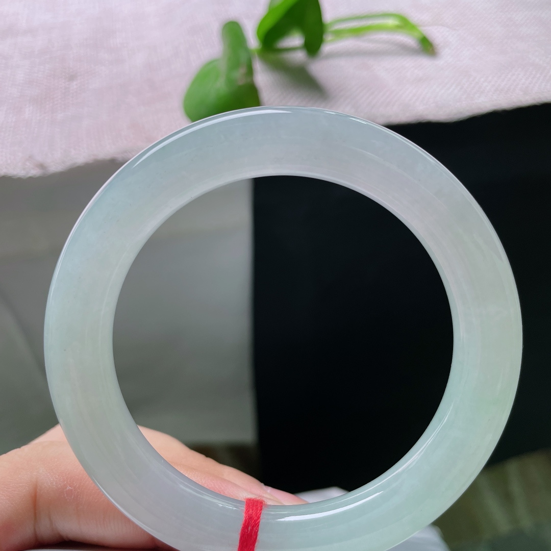 55.6/10，冰种圆条，通体莹润泛淡青柔光，素净通透，自带清逸温婉气质，上手清爽百搭，无裂。ss59694a