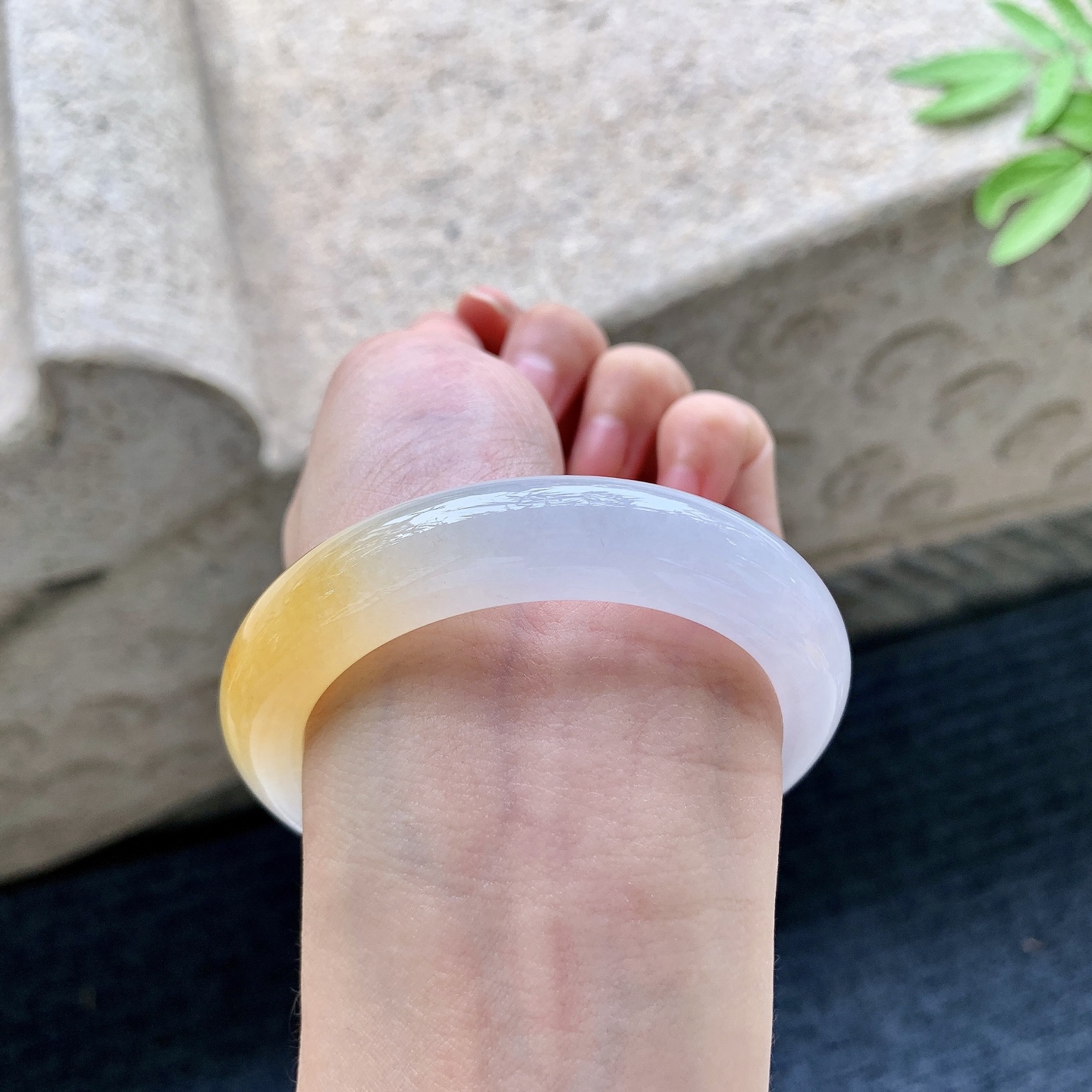 正圈53 54 圈口53.5/12.4/9.2 编码J1092210 糯冰带一抹黄翡，水润，种老，细腻，无裂