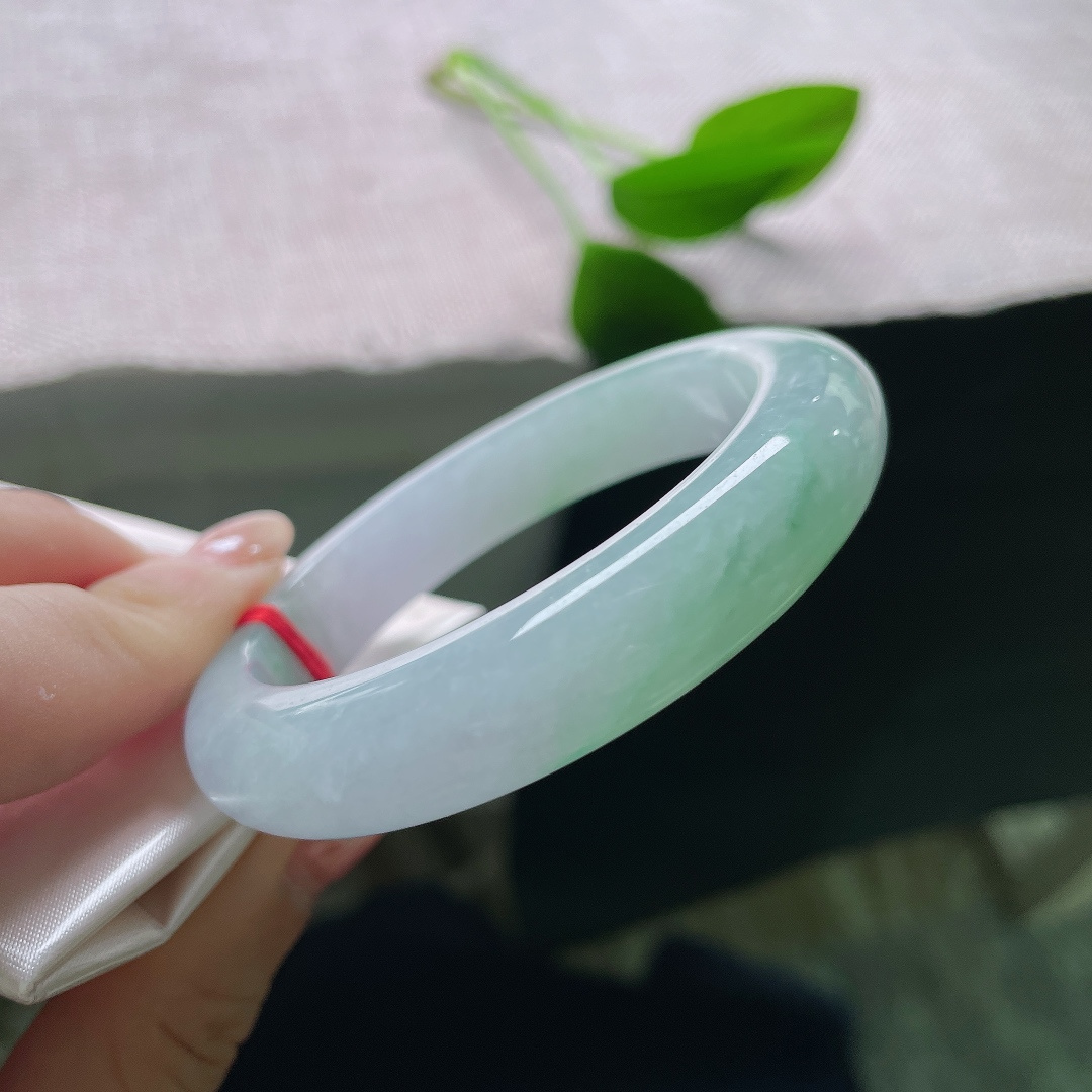 51.7/11.6/8.7，飘绿正圈，一点皮纹，一抹绿调自然晕开，不浓不艳，点缀素净玉身。ss59706a