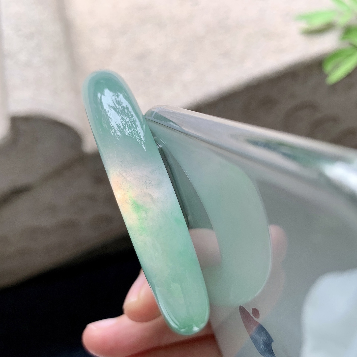圆条53 54 圈口54/12/11.8 编码J1092209 冰飘阳绿，水润，种老，细腻，打灯有絮线