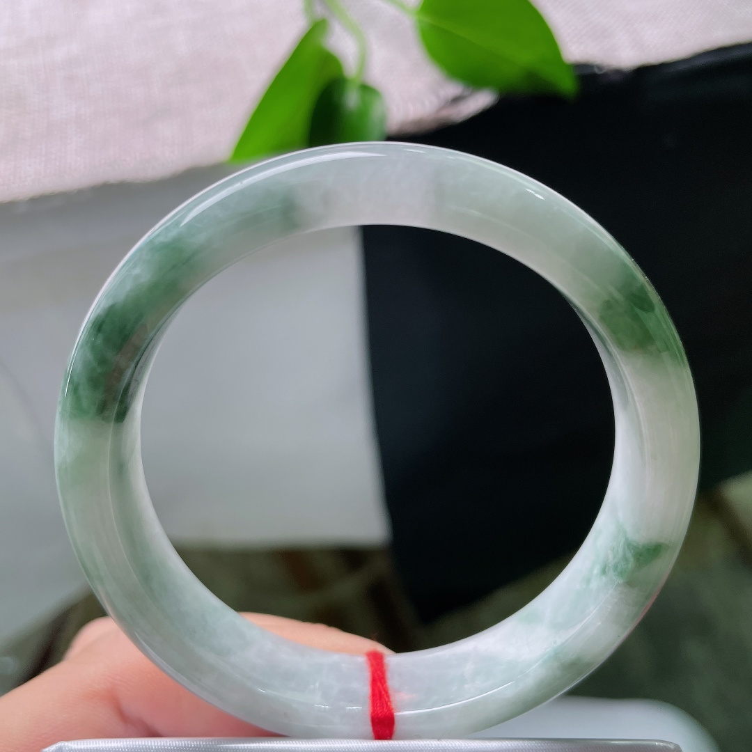 57.1/13/7.8，飘花正圈，有裂，玉质细腻， 飘花婉转绵延，如同风吹湖面漾开的浅浅涟漪。ss59571