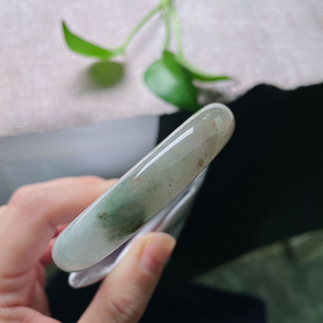 57.1/12.7/8.2，飘花正圈，有裂，洒金，糯冰底水头在线，深浅绿花漫布镯身，每一处花色都是天然画作。ss59564a