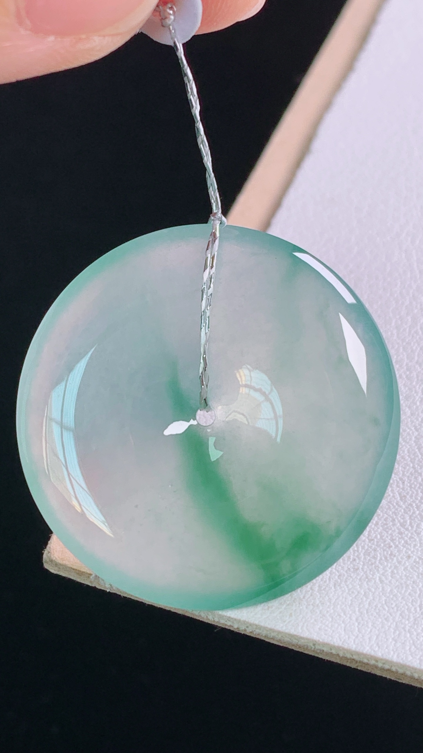 ️冰飘绿平安扣 翠色灵动，清爽通透，无裂，尺寸:33.0-5.6mm 18