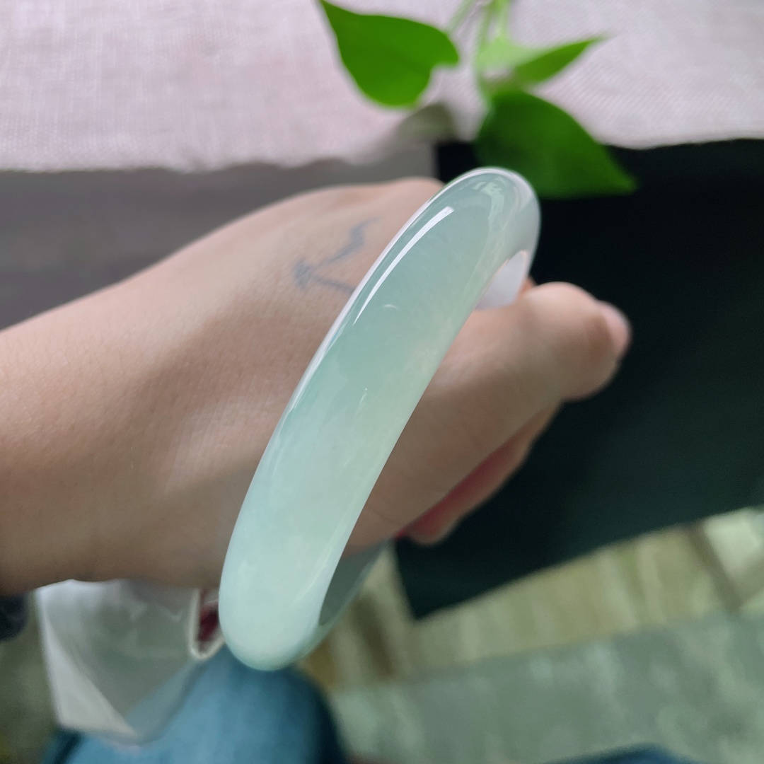 58/11.9/9.1，冰晴底正圈，淡紫淡绿，一半是冬的清醒，一半是春的醉意。无裂，ss59692a