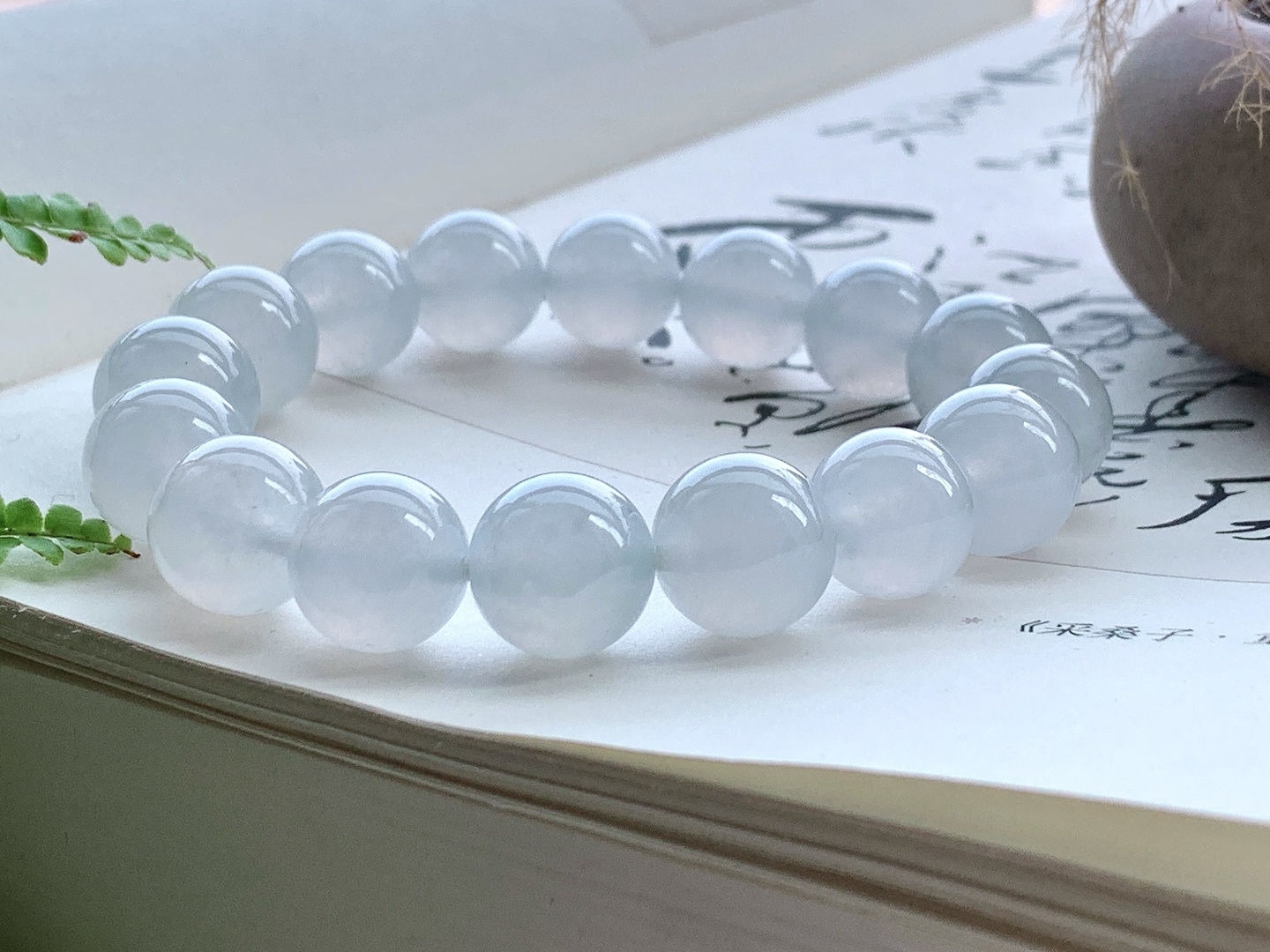 【珠子】️冰白冰手串圆珠子手串 【说明】缅甸 性比高 【尺寸】12mm 【重量】52.3克