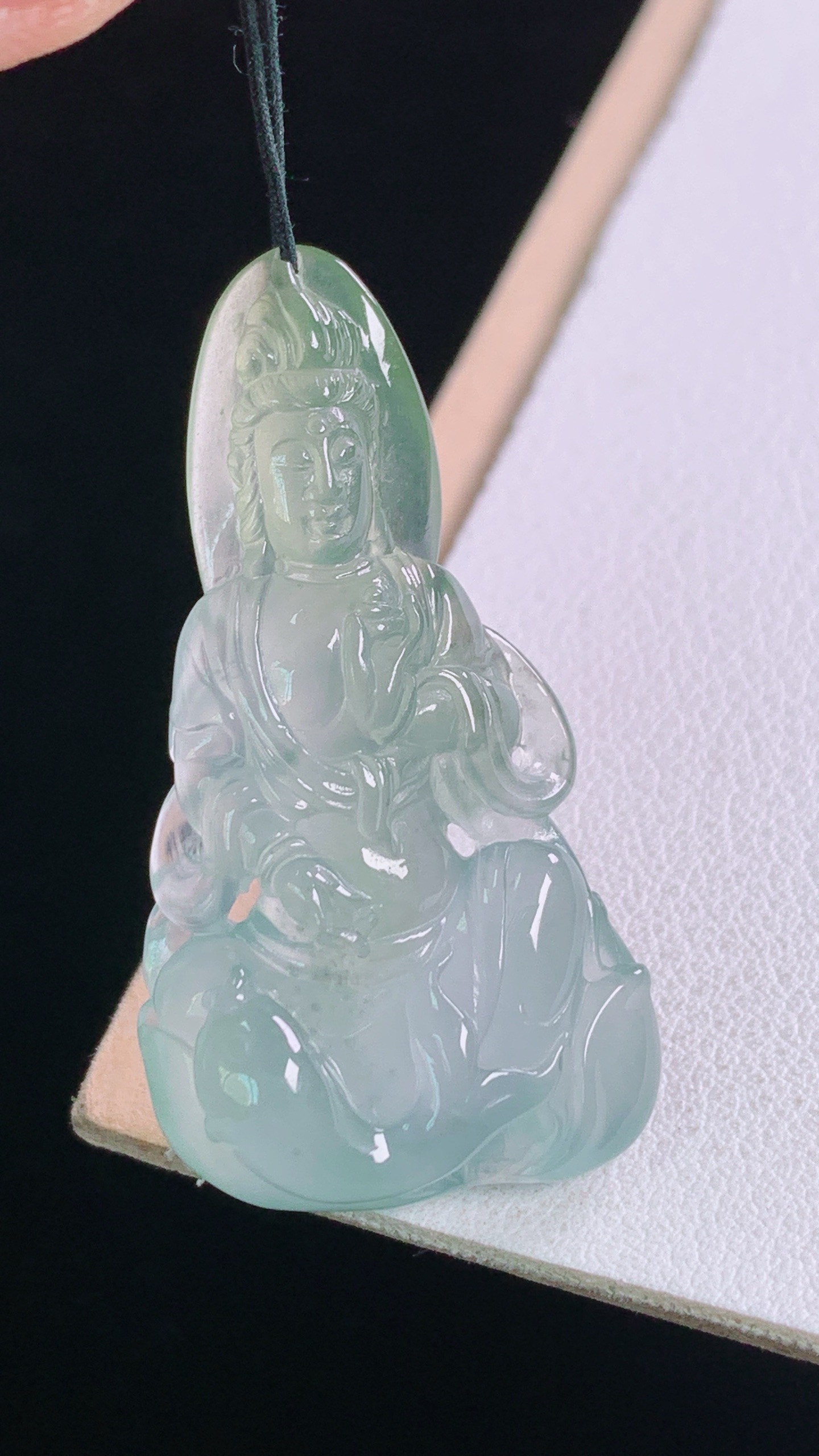 冰黄观音 水润清透，雕工精湛，无裂 尺寸:40.7-22.0-10.5mm 18