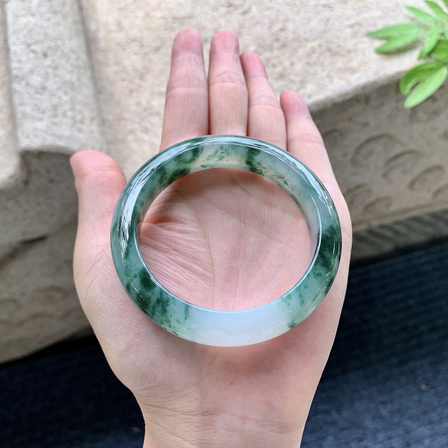 正圈51 52 圈口52.8/12/8.3 编码WW092236 糯冰飘绿花，水润，种老，细腻，打灯有絮线