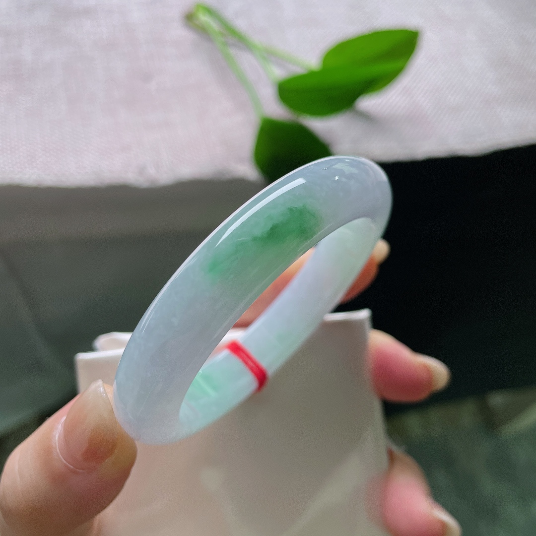 51.7/11.6/8.7，飘绿正圈，一点皮纹，一抹绿调自然晕开，不浓不艳，点缀素净玉身。ss59706a