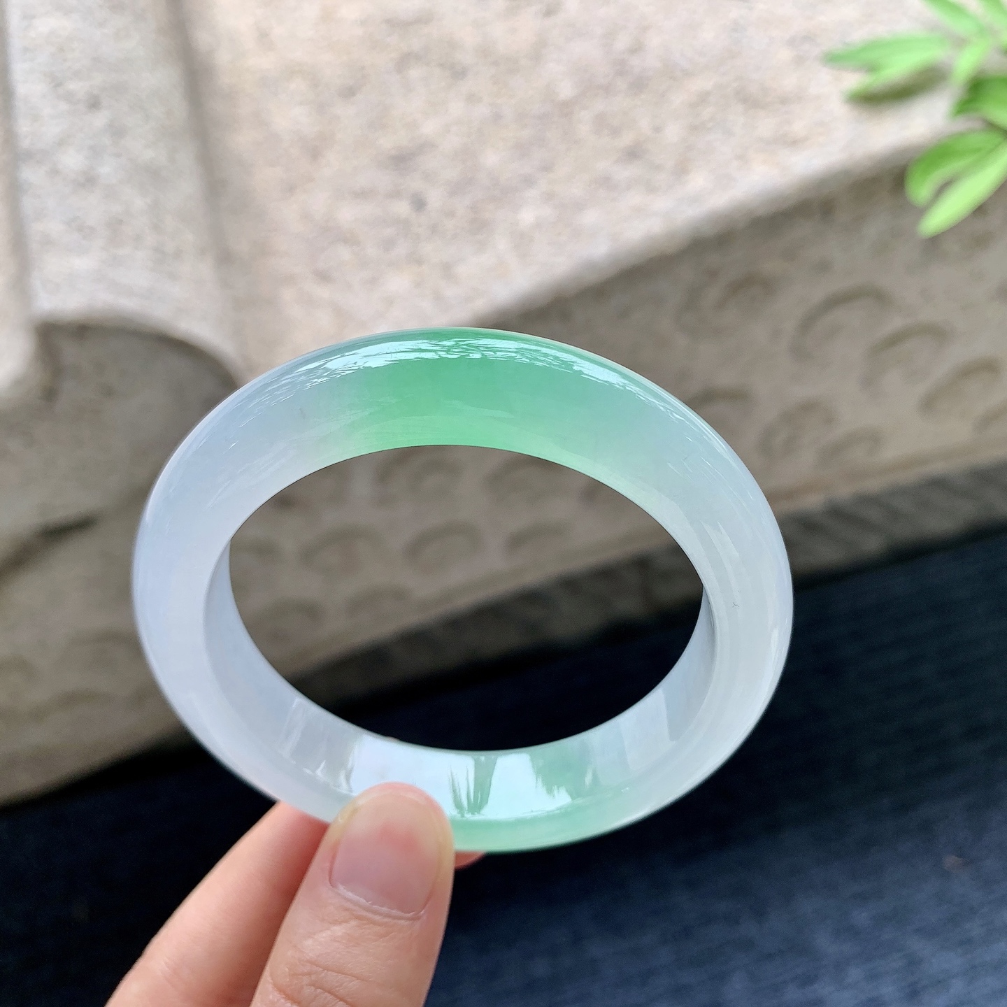 正圈55 56 圈口56/12.4/9 编码G7092206 冰糯飘阳绿，水润，种老，细腻，打灯有絮线
