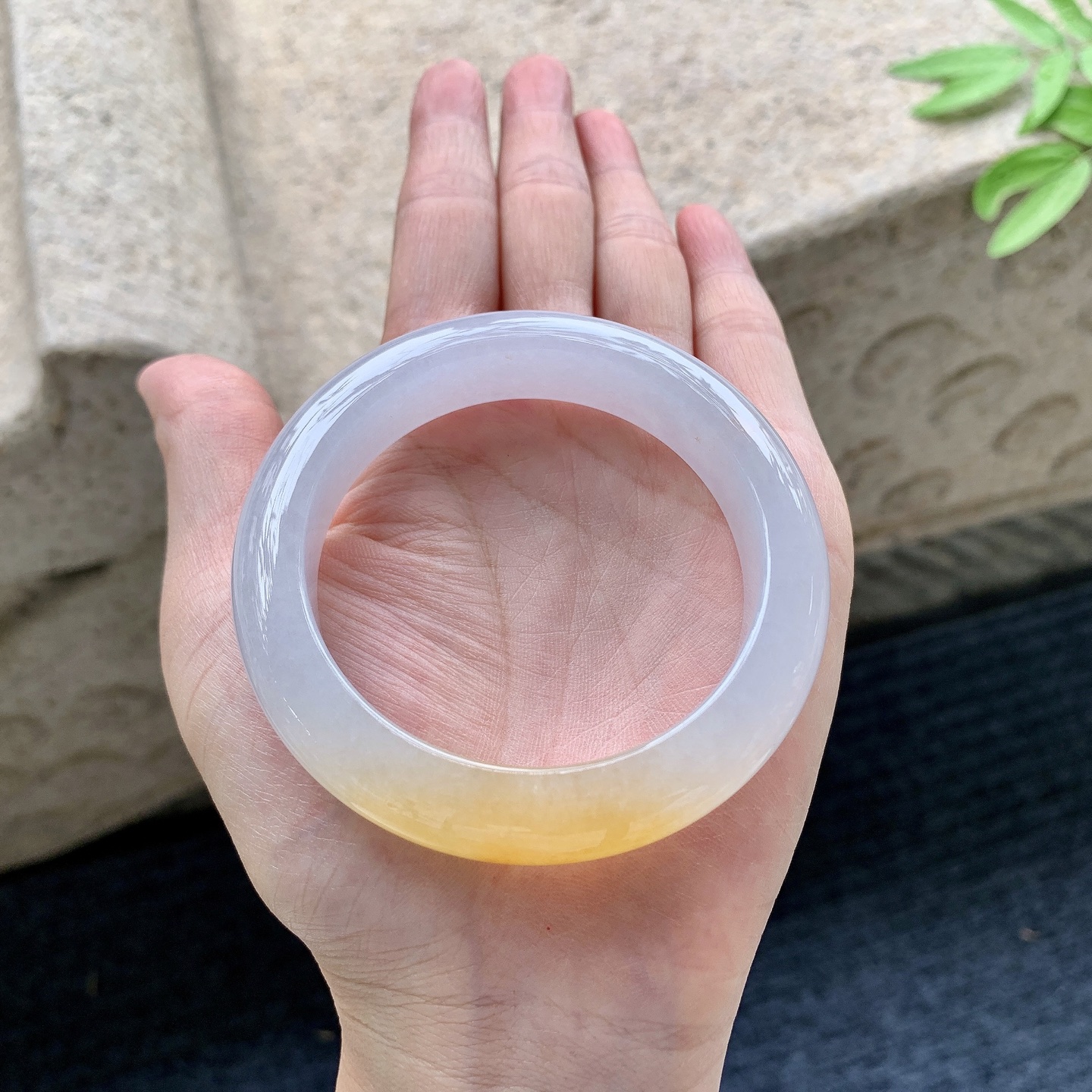 正圈53 54 圈口53.5/12.4/9.2 编码J1092210 糯冰带一抹黄翡，水润，种老，细腻，无裂