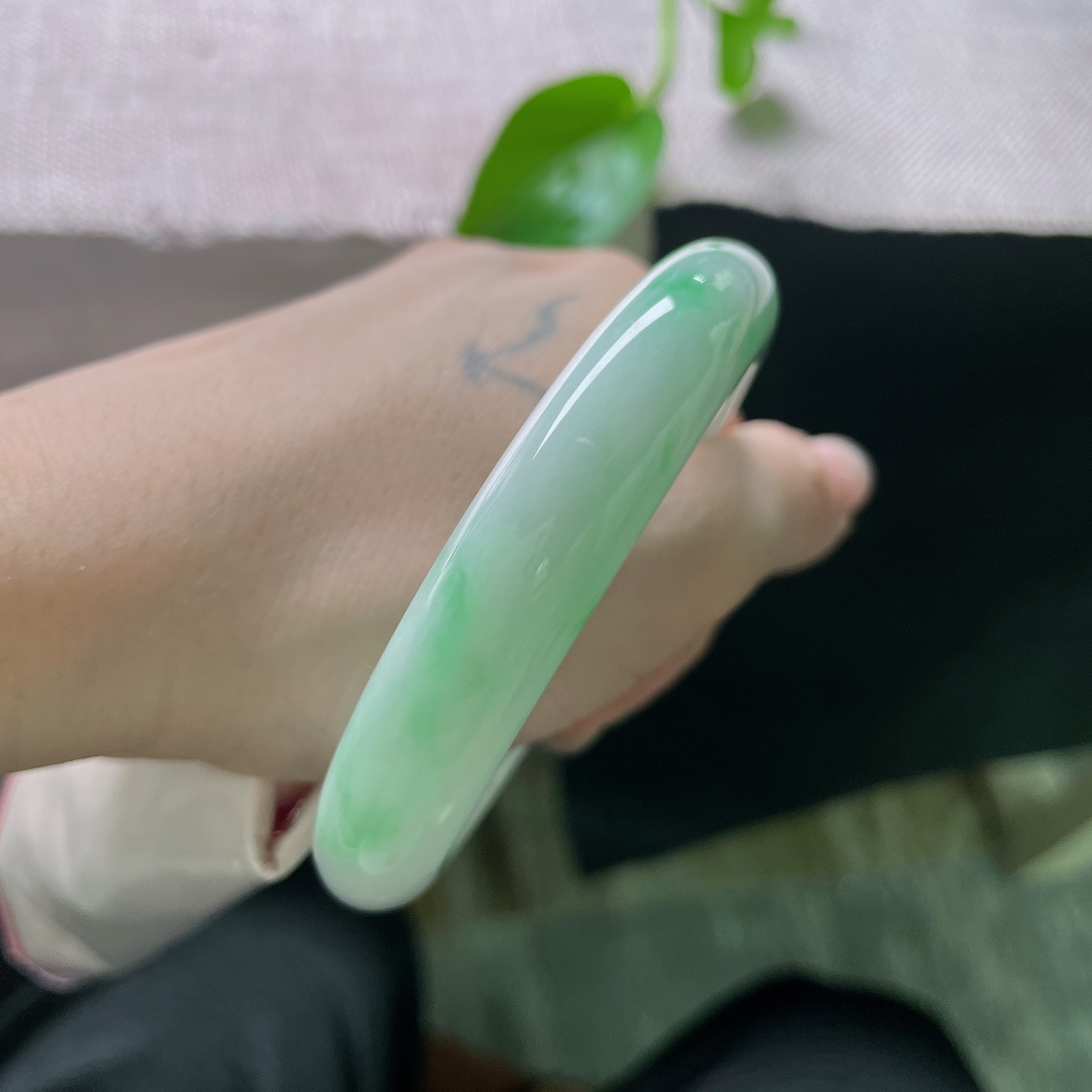 57.6/12.4/9.4飘绿正圈，俏丽多姿，水头好，料子细腻，落落大方，皮纹，ss57071a