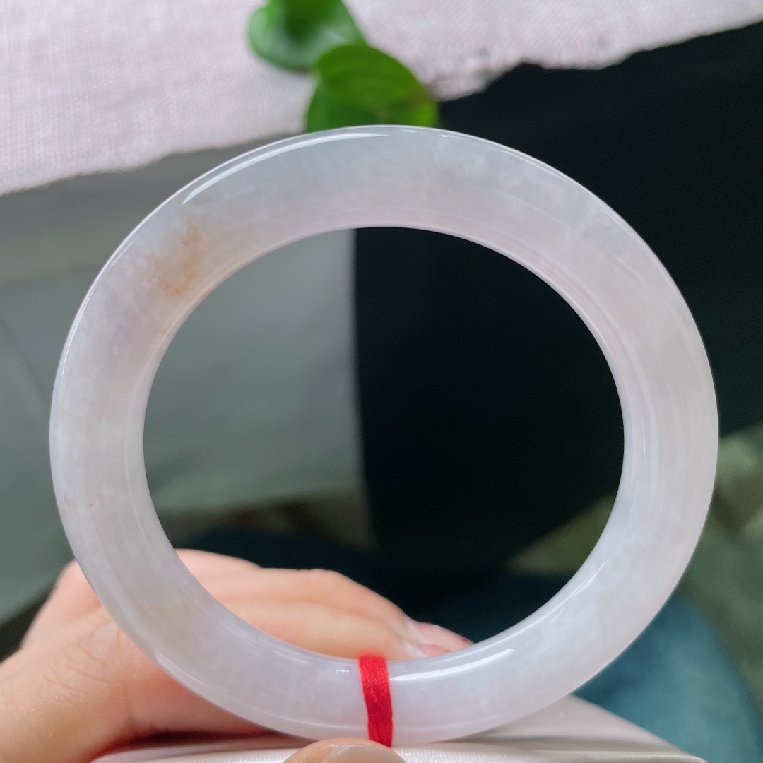 55.1/10，淡紫圆条。无裂，素玉环身凝柔光，零星洒金晕染其间，如晚风携金霞轻覆白玉。ss59794a