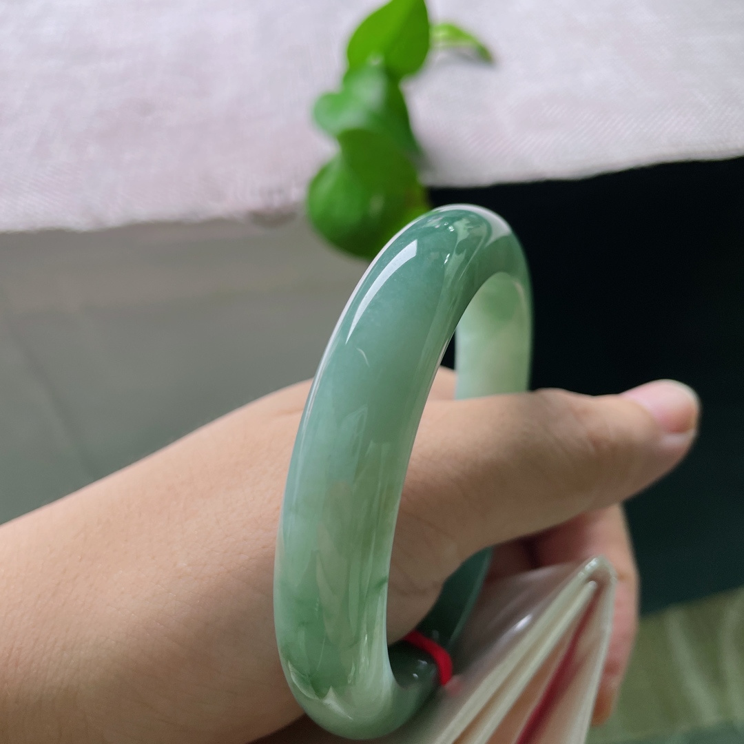 54/12.4/8.7，绿底正圈，无裂，油润湖水，凝藏一池清碧，沉静温润尽显古韵东方温婉之美。ss59719a