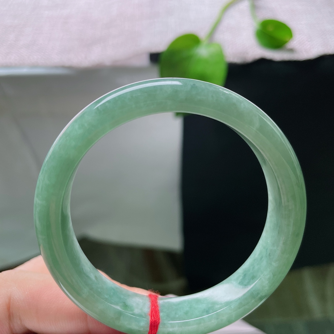 52.6/12/7.6，飘花正圈，晶体裂，细腻水润，把山水清幽都敛于腕间，沉静温柔，古韵悠然。ss57720a