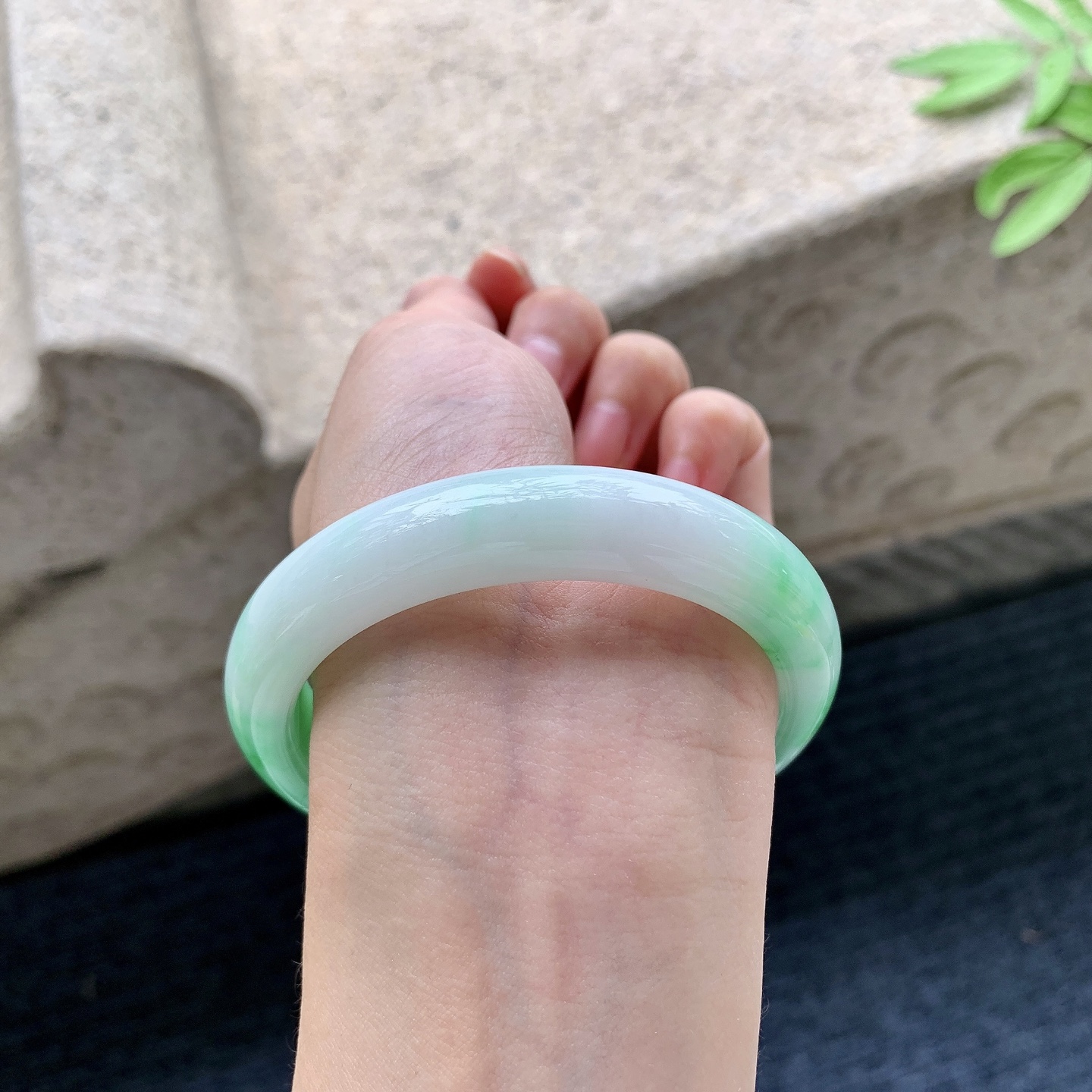 正圈55 56 圈口56.5/12/8.6 编码Q5092241 阳绿，水润，种老，细腻，有细微纹线