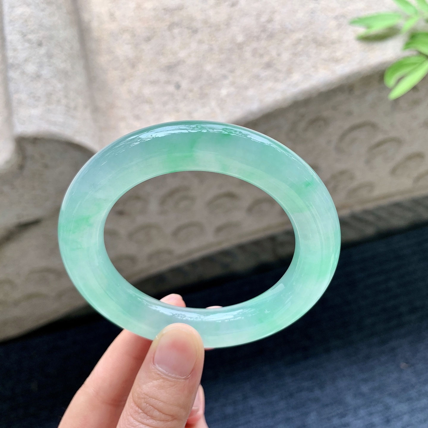 圆条53 54 圈口54/12/11.8 编码J1092209 冰飘阳绿，水润，种老，细腻，打灯有絮线