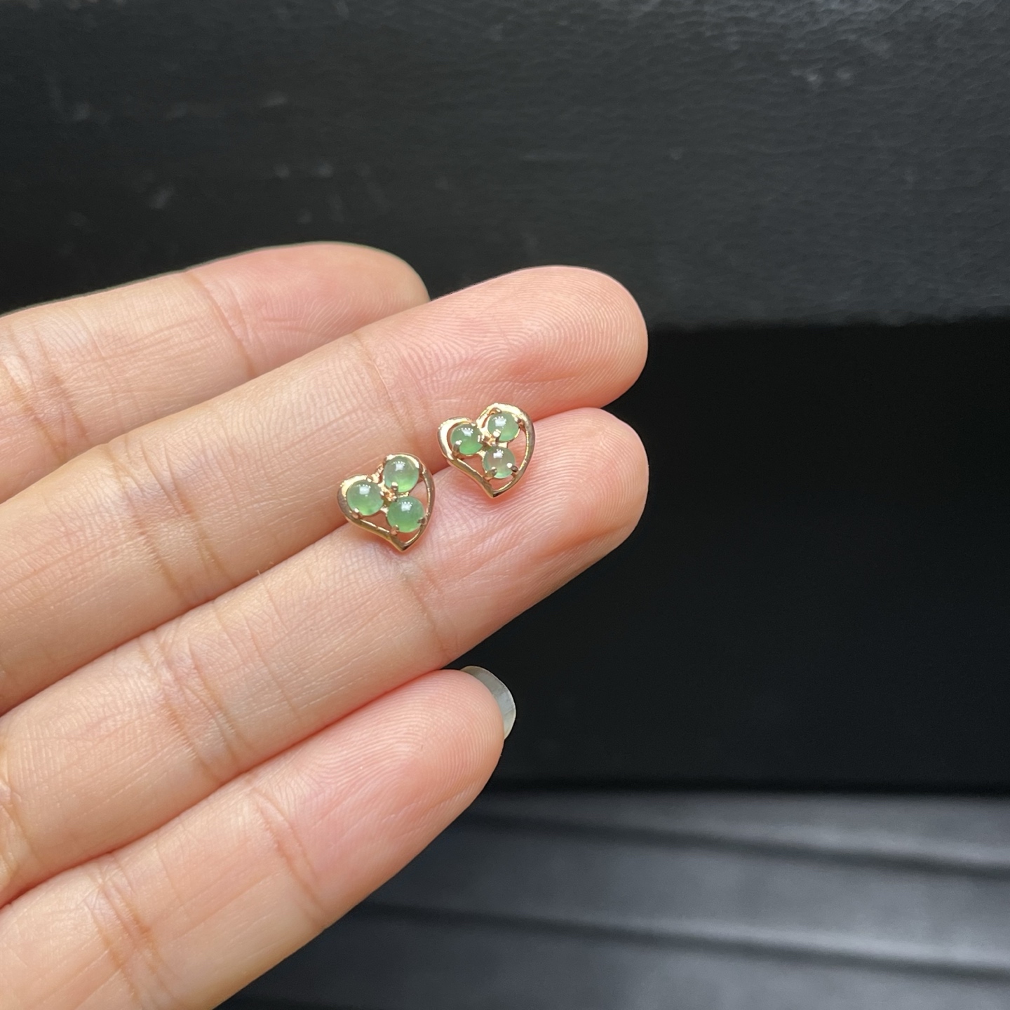 925银镶冰种满绿小爱心耳钉，种水好，蛋面尺寸2.8，一对，亏本出